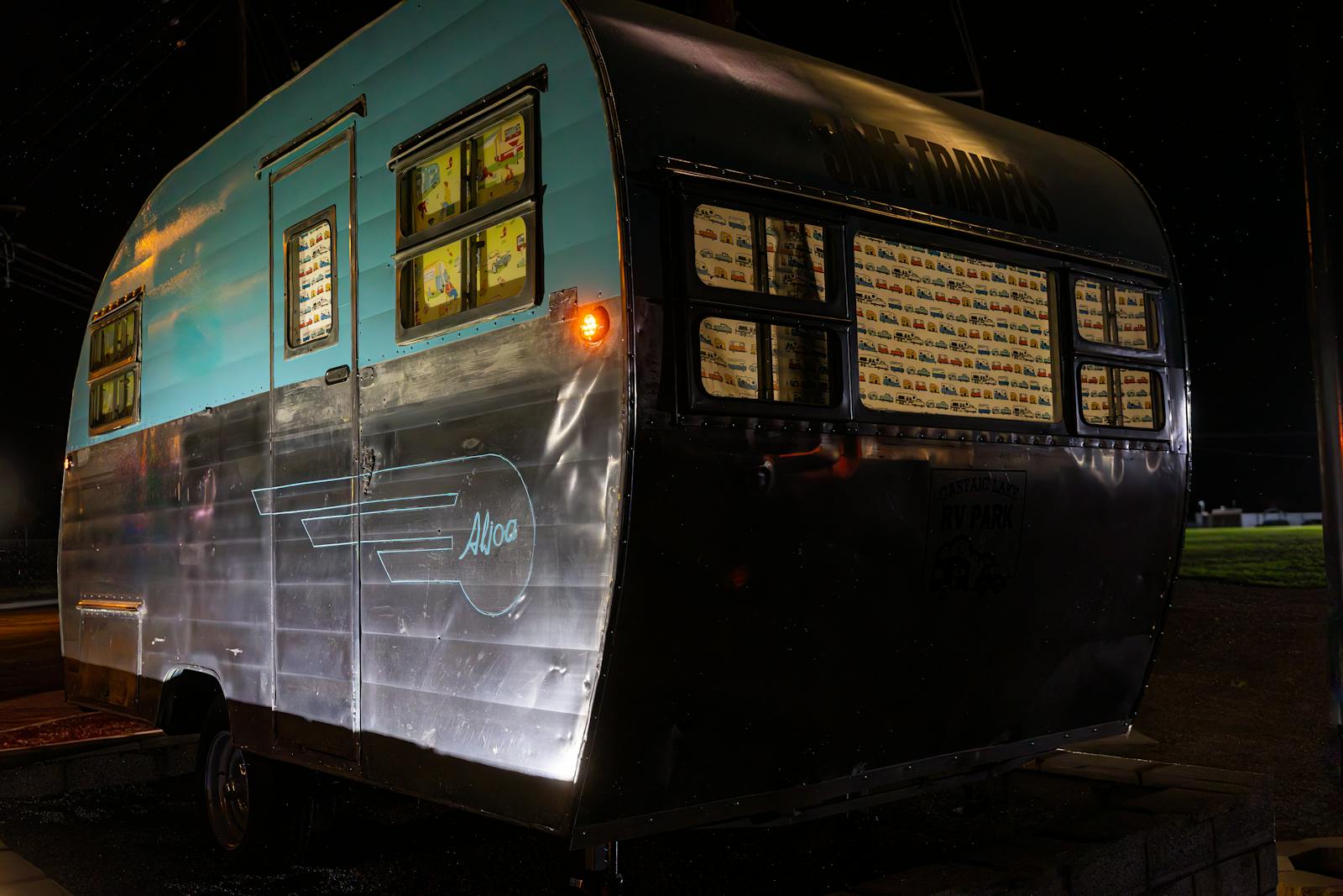 Trailer en miniatura: cuanto pesa y que coche puede tirar 3 Caravana ligera vintage de aluminio aparcada de noche en un camping