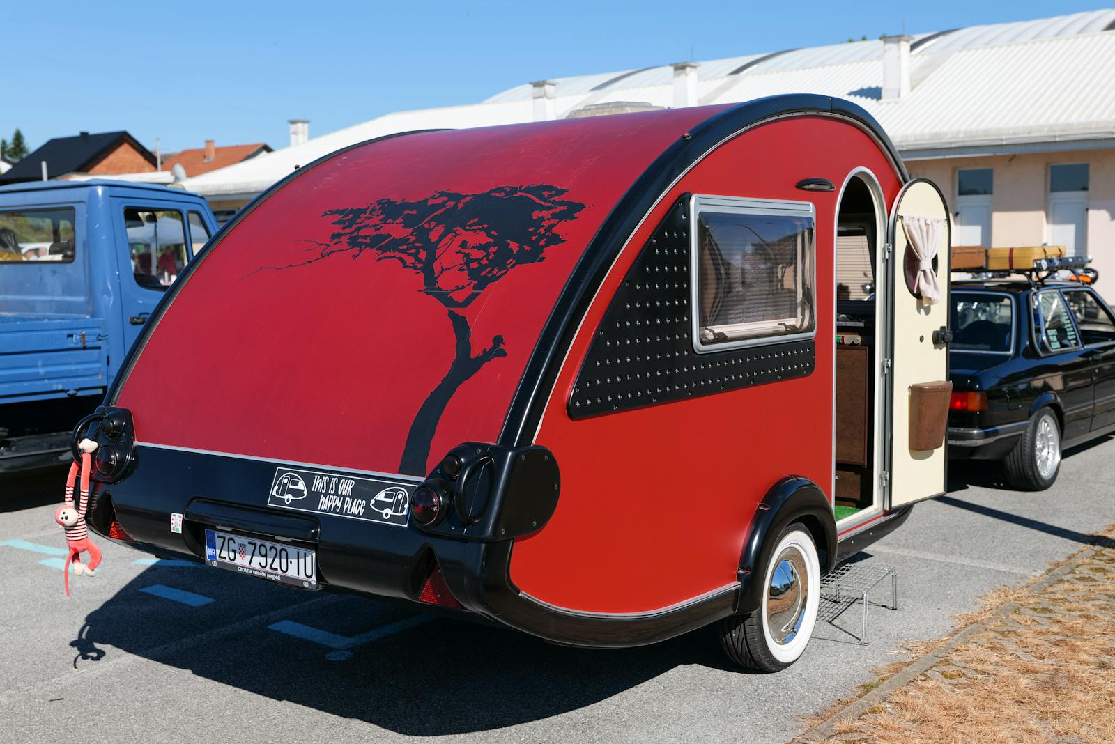 Trailer en miniatura: cuanto pesa y que coche puede tirar 2 Mini-trailer de camping rojo personalizado aparcado mostrando diseno compacto