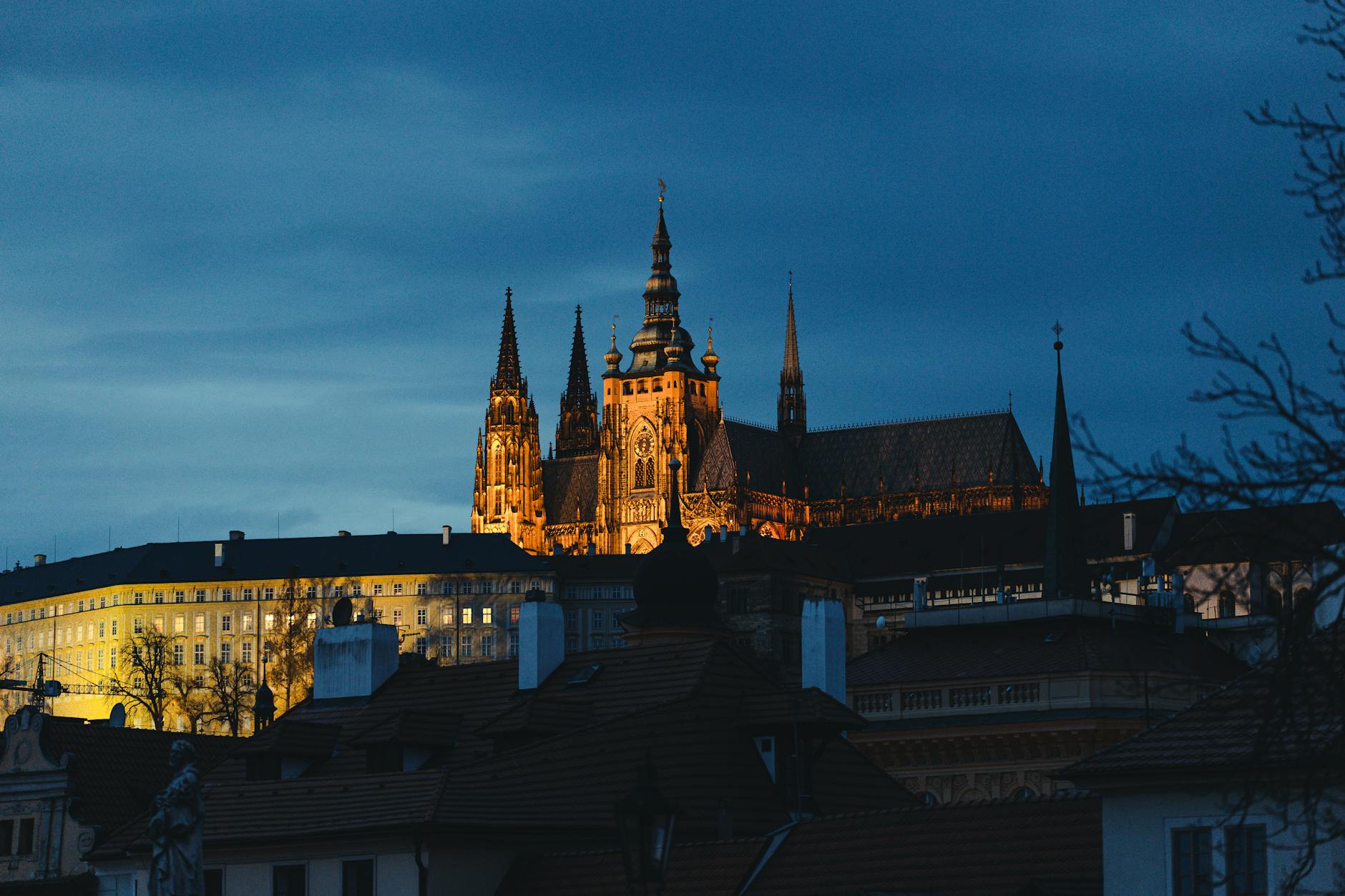 Castillo de Praga iluminado al atardecer sobre el rio Moldava