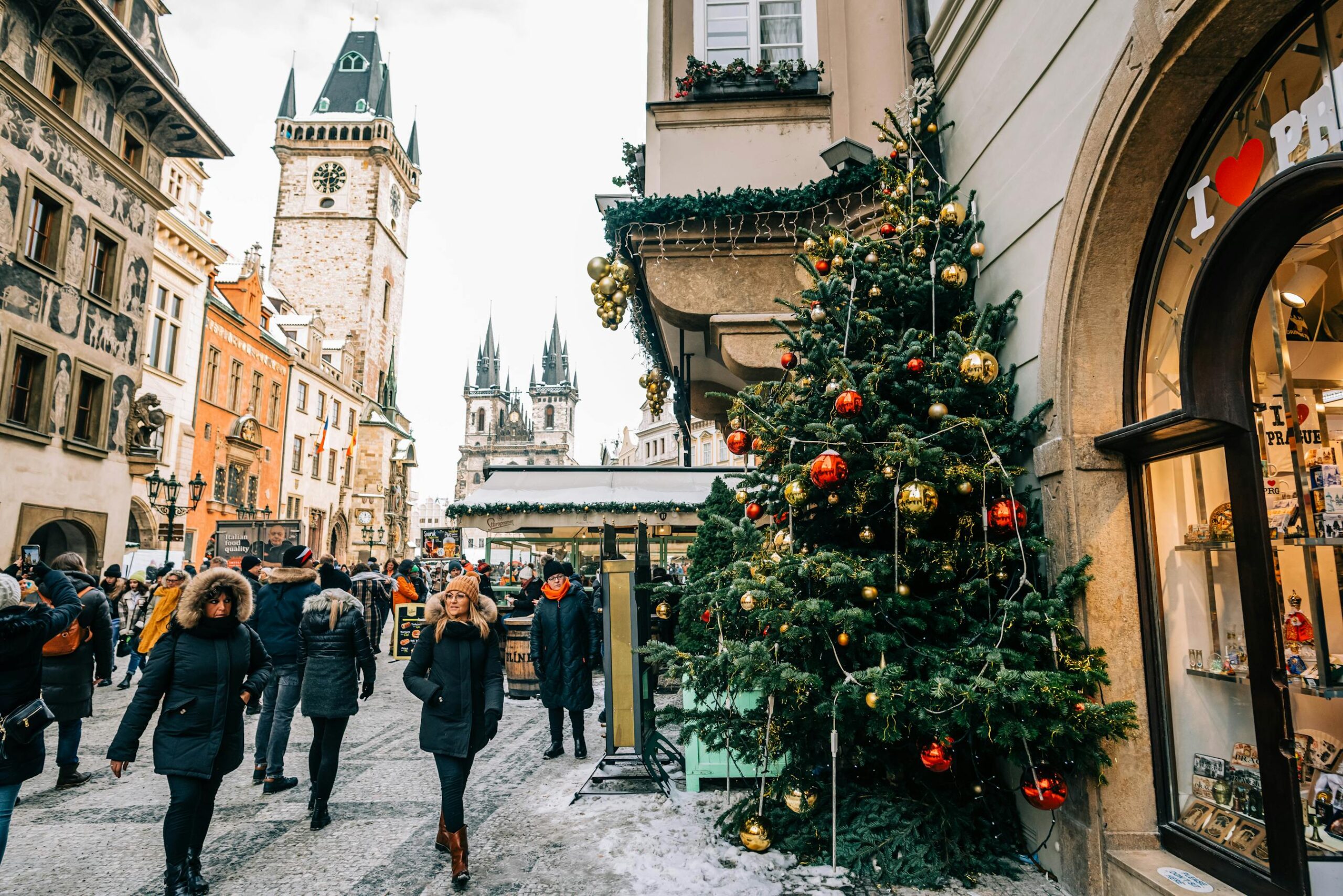 Mercado de Navidad en una plaza de Praga con casetas de madera y luces calidas al anochecer
