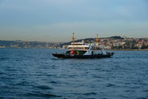 Ferry cruzando el Bósforo con Estambul al fondo y el puente colgante