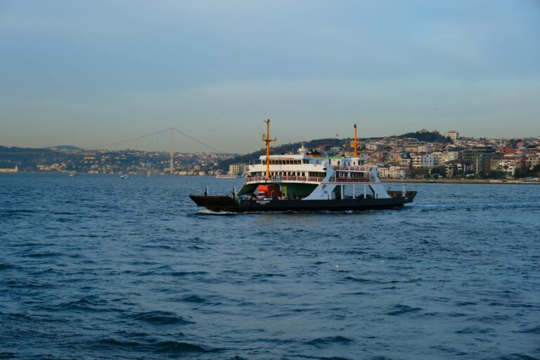 Ferry cruzando el Bósforo con Estambul al fondo y el puente colgante