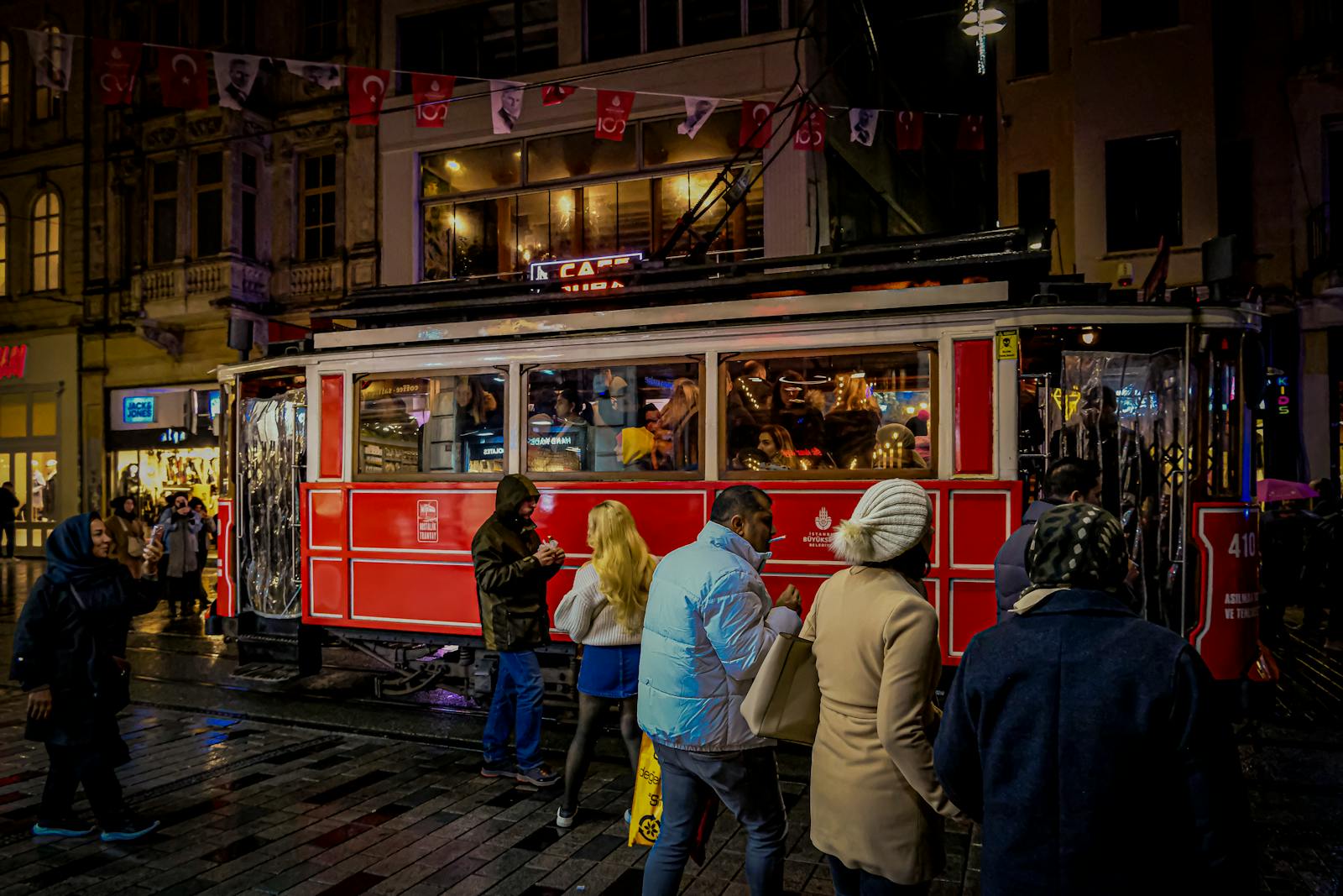 Estambul y el Bósforo en 2026: guía honesta para perderse entre Europa y Asia 3 Tranvía rojo nostálgico cruzando la calle Istiklal de Estambul de noche