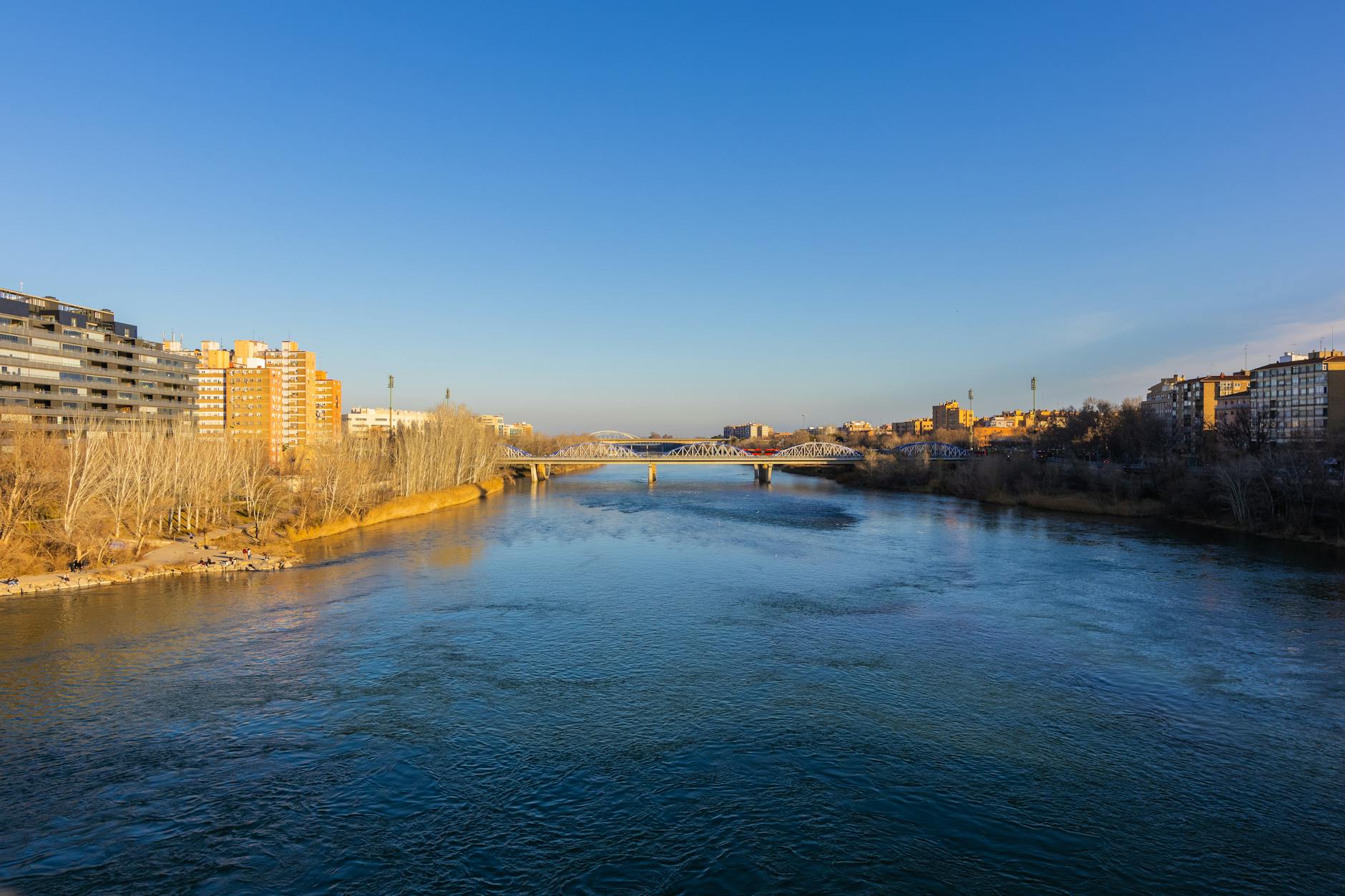 Vista panoramica de Zaragoza con rio Ebro y puente