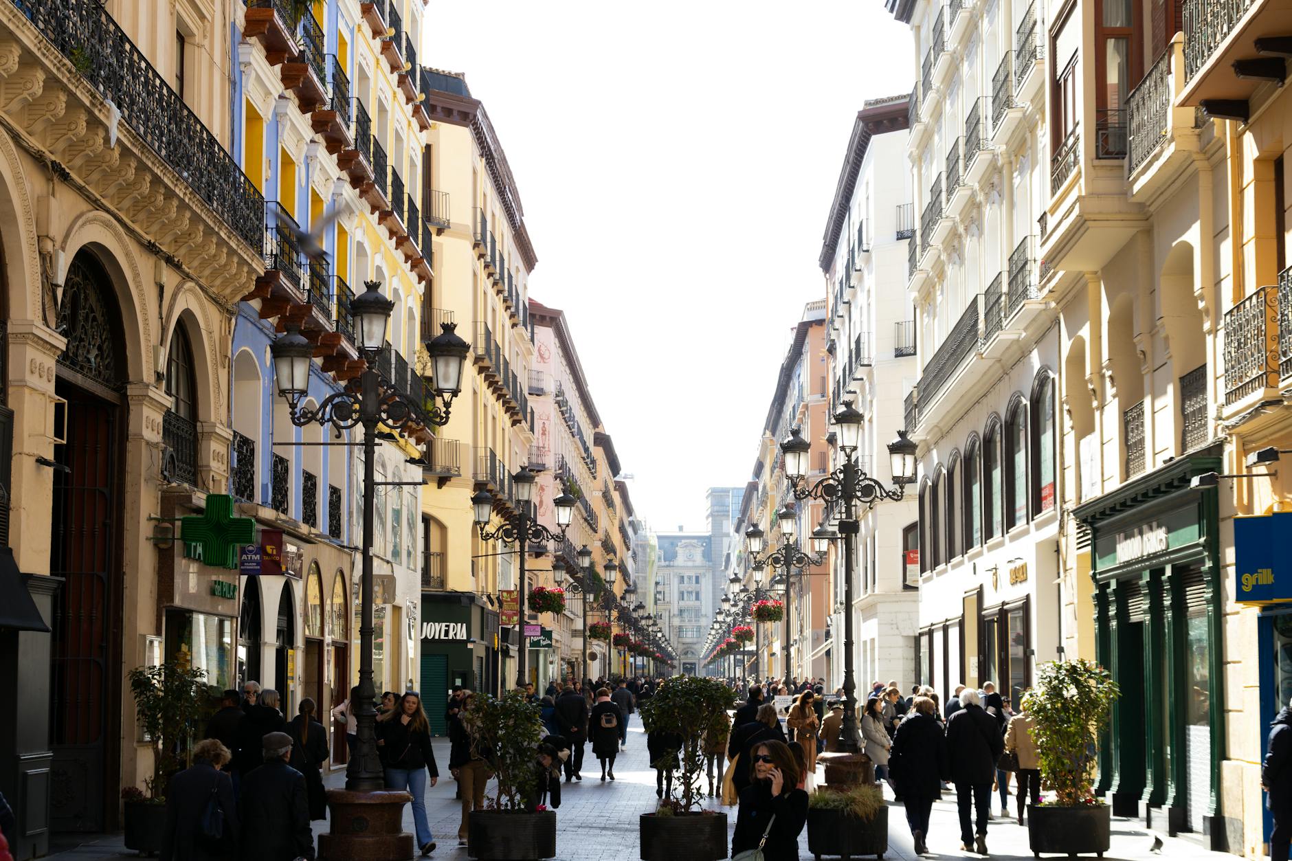 Calle peatonal con vida urbana en el centro de Zaragoza