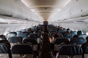 Pasajeros sentados en cabina de avion comercial durante un vuelo largo