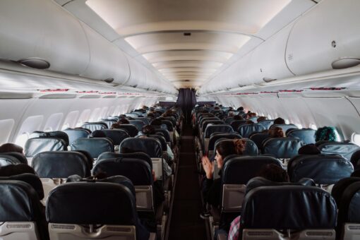 Pasajeros sentados en cabina de avion comercial durante un vuelo largo