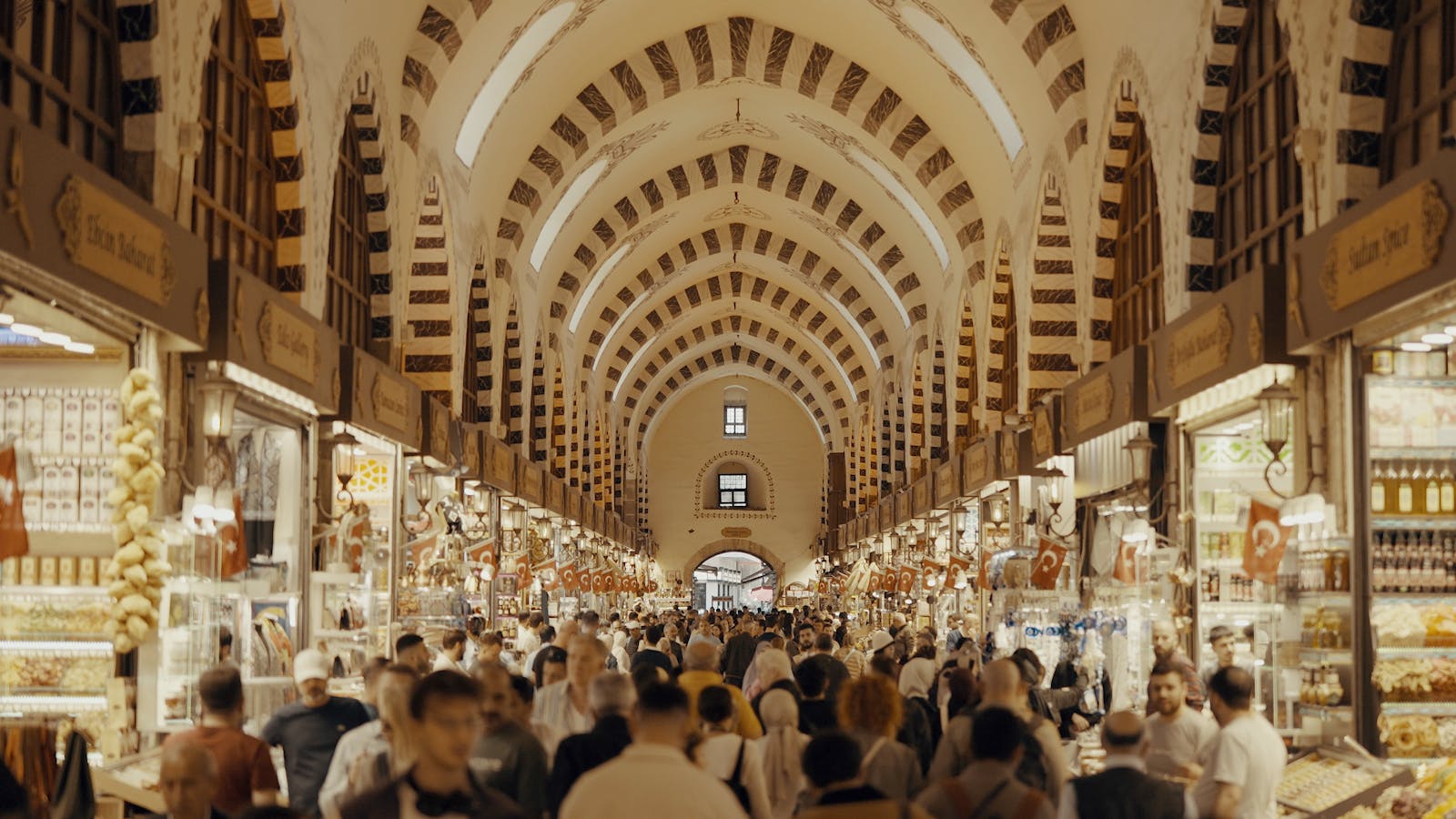 Estambul y el Bósforo en 2026: guía honesta para perderse entre Europa y Asia 4 Visitantes recorriendo el Gran Bazar de Estambul