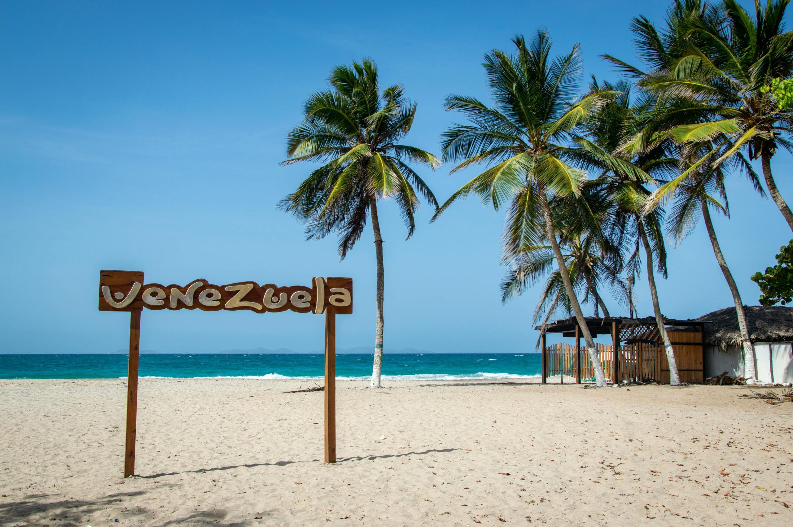 Playas de Ocumare en 2026: guia honesta de Aragua 4 Playa solitaria con arena blanca y mar turquesa Caribe
