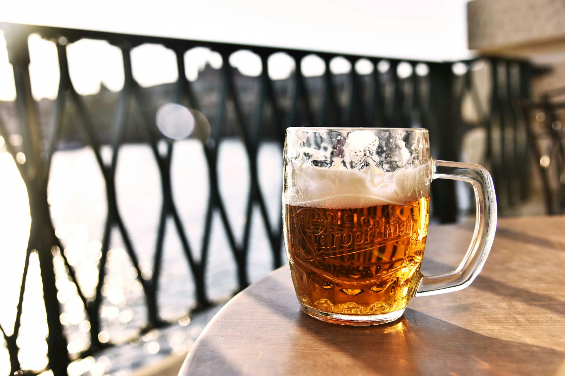 Jarra de cerveza checa al aire libre en Praga con vista al rio Moldava