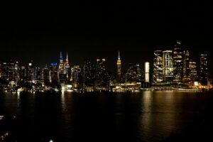 Skyline de Nueva York de noche con rascacielos iluminados