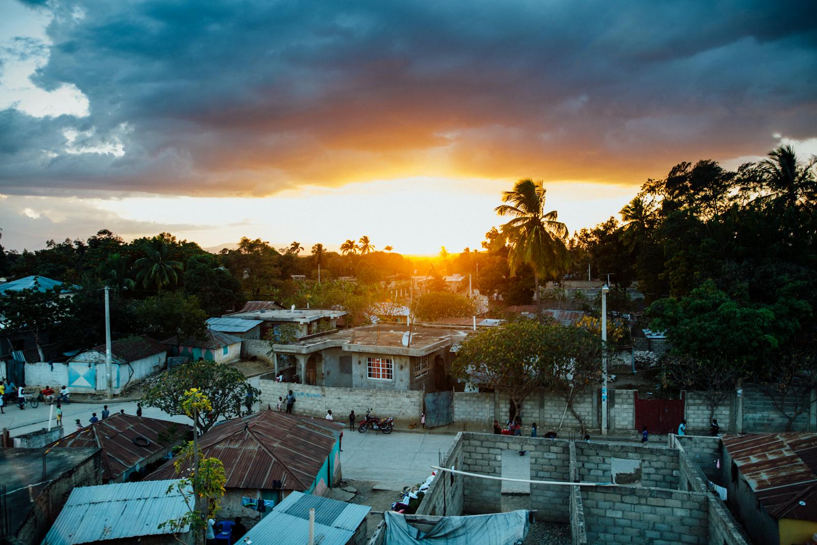 Puerto Príncipe en 2026: guía honesta de la capital de Haití (y por qué hoy no se viaja) 3 Aldea rural de Haití al atardecer con cielo cálido y siluetas de árboles