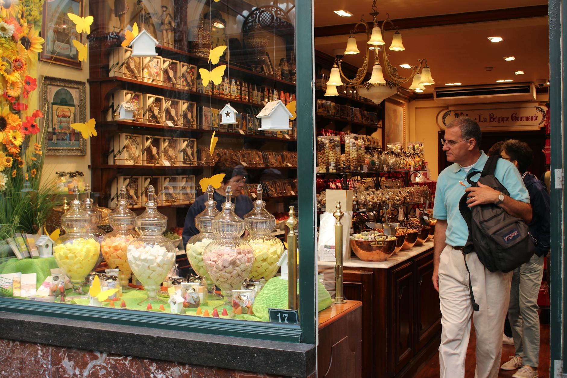 Escaparate de chocolatería en Bruselas con bombones y dulces variados