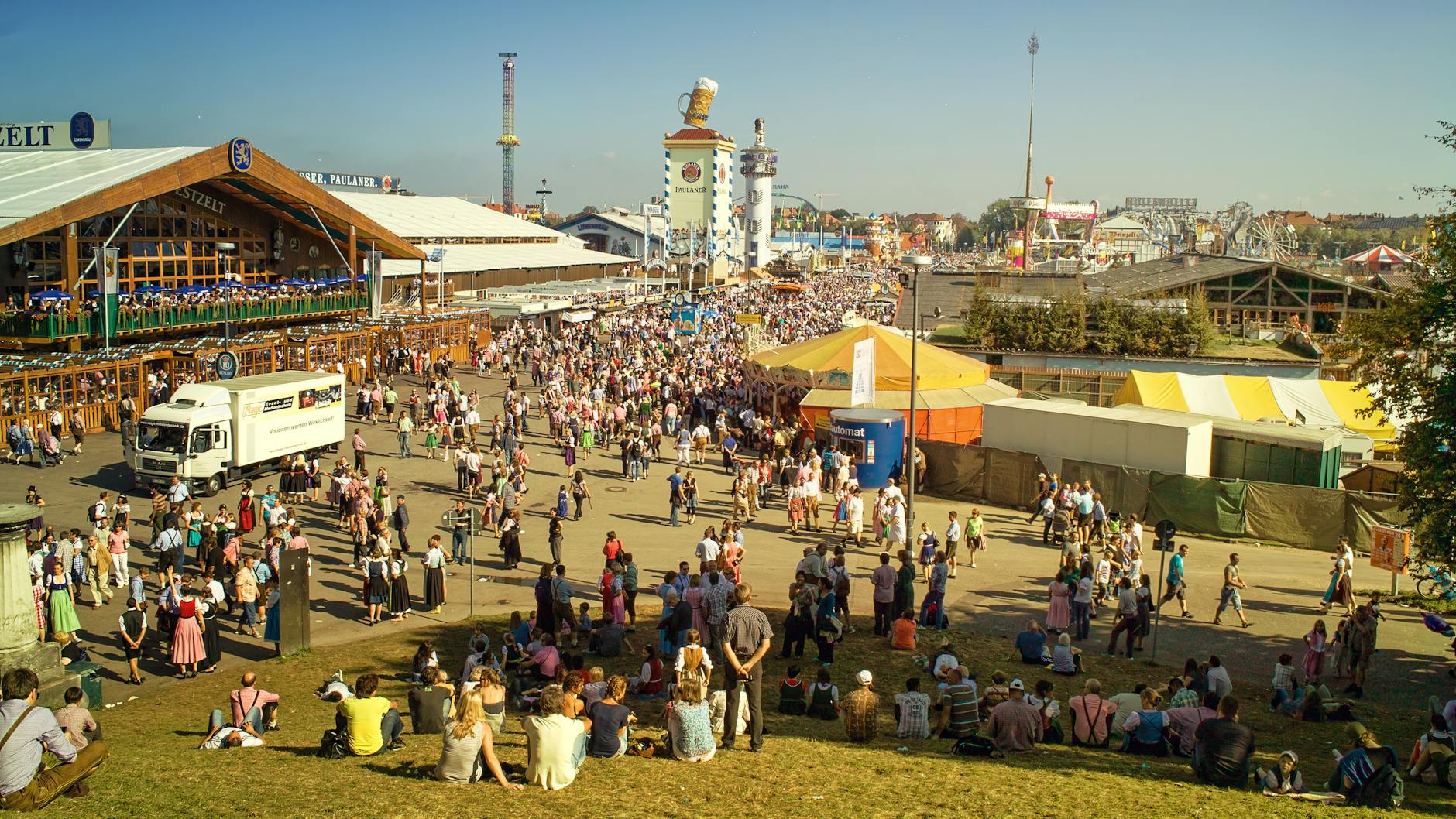 Oktoberfest 2026 en Múnich: guía completa de la fiesta de la cerveza 1 Asistentes con traje típico bávaro, dirndl y lederhosen, en el Oktoberfest de Múnich