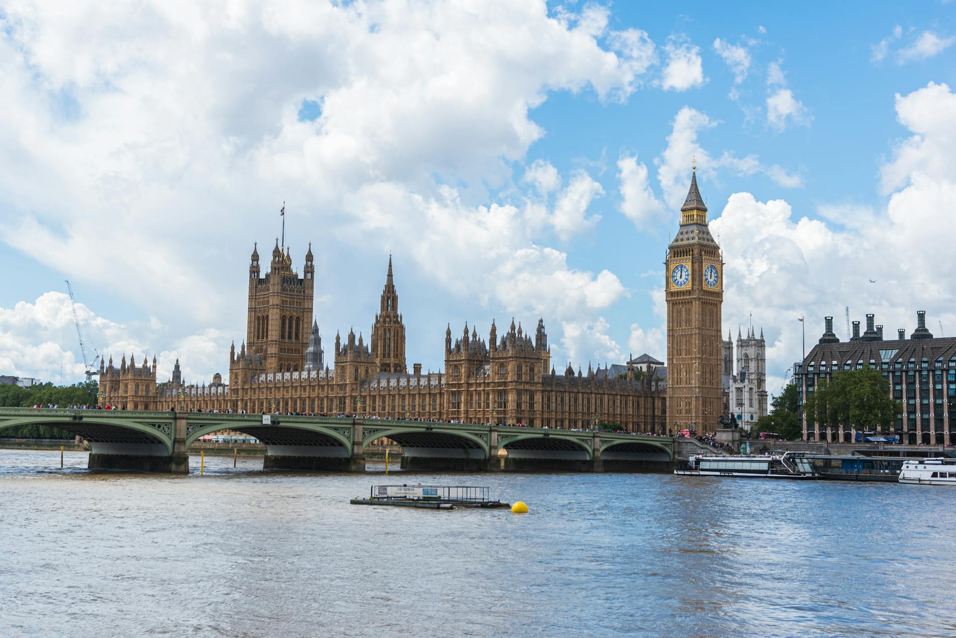 Big Ben y el rio Tamesis en Londres con bus rojo de fondo