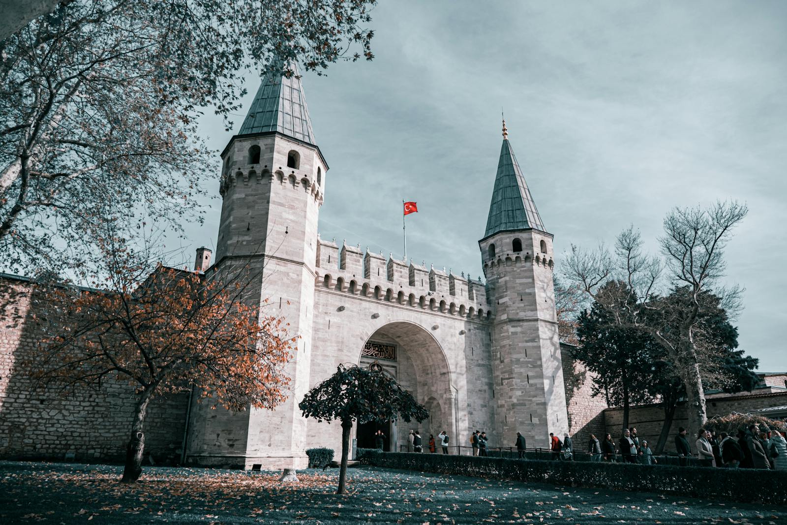 Estambul y el Bósforo en 2026: guía honesta para perderse entre Europa y Asia 5 Entrada del palacio de Topkapi en Estambul en otoño