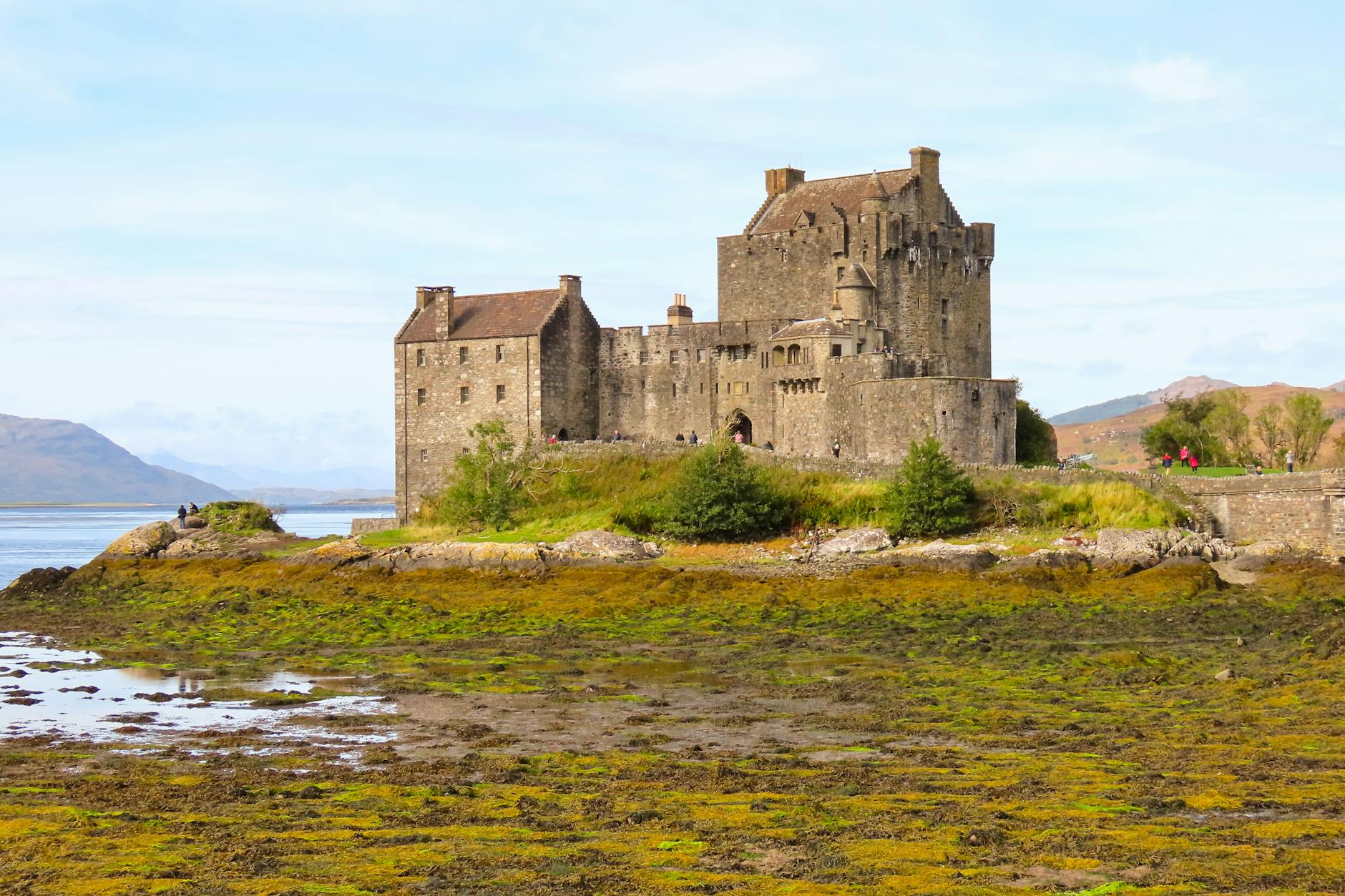 Castillo de Eilean Donan en su islote, junto al puente de piedra que conduce hacia la Isla de Skye