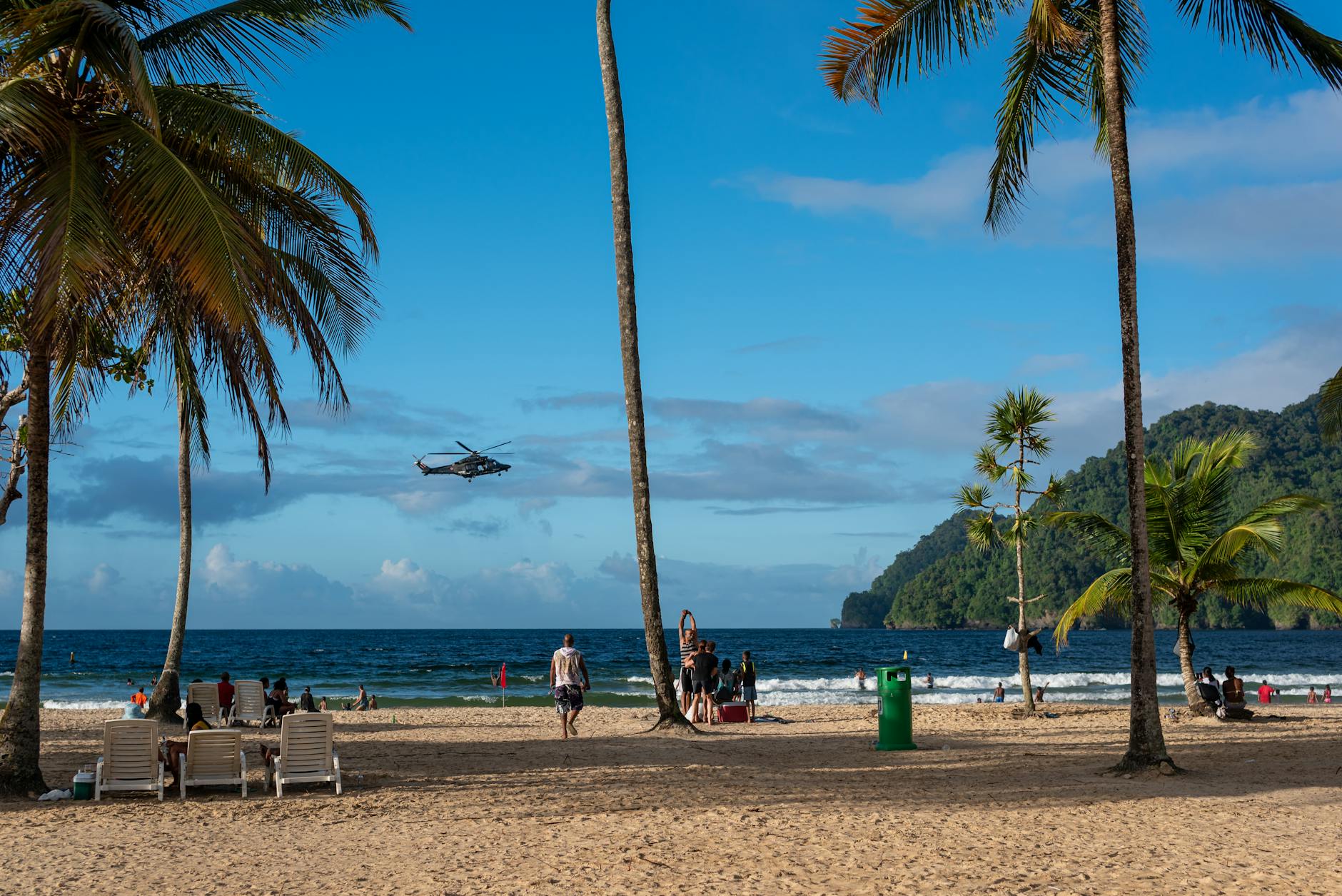 Playa Maracas en Trinidad con palmeras y mar Caribe
