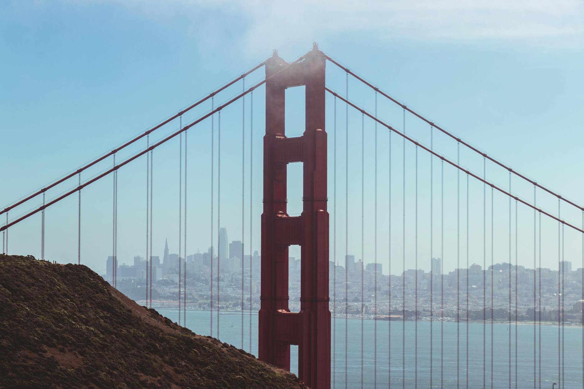 Puente Golden Gate de San Francisco entre la niebla