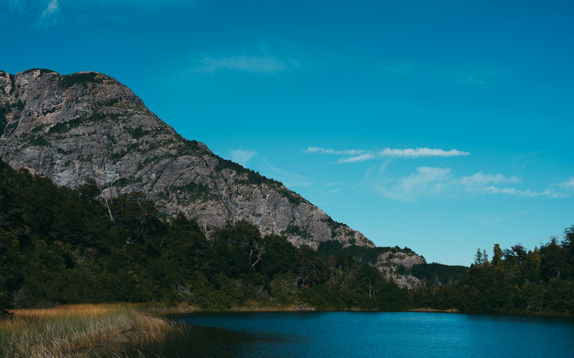 Termas de Río Hondo: guía 2026 del balneario argentino 2 Lago argentino con montañas de fondo similar al embalse del Lago del Frontal