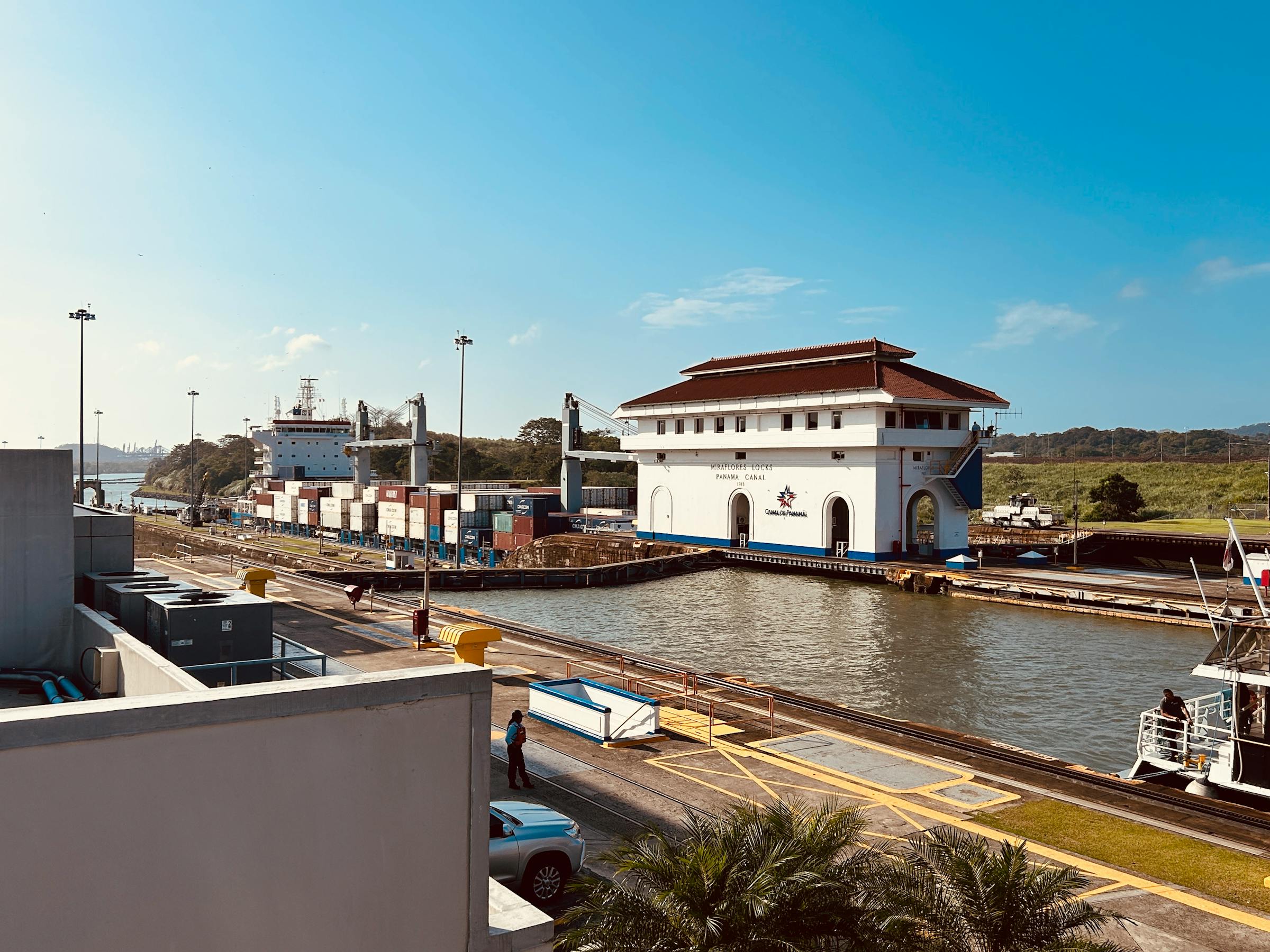 Carguero pasando por las esclusas del Canal de Panamá cerca de Colón