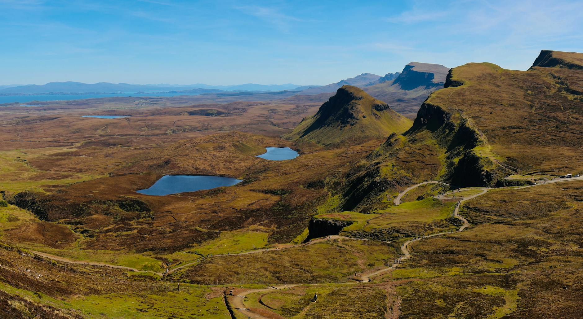 Quiraing en la península de Trotternish, Isla de Skye, con su mar de pliegues verdes y rocas volcánicas