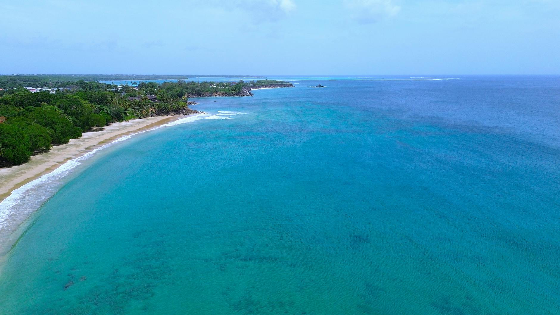Vista aerea de aguas cristalinas y playas de Tobago