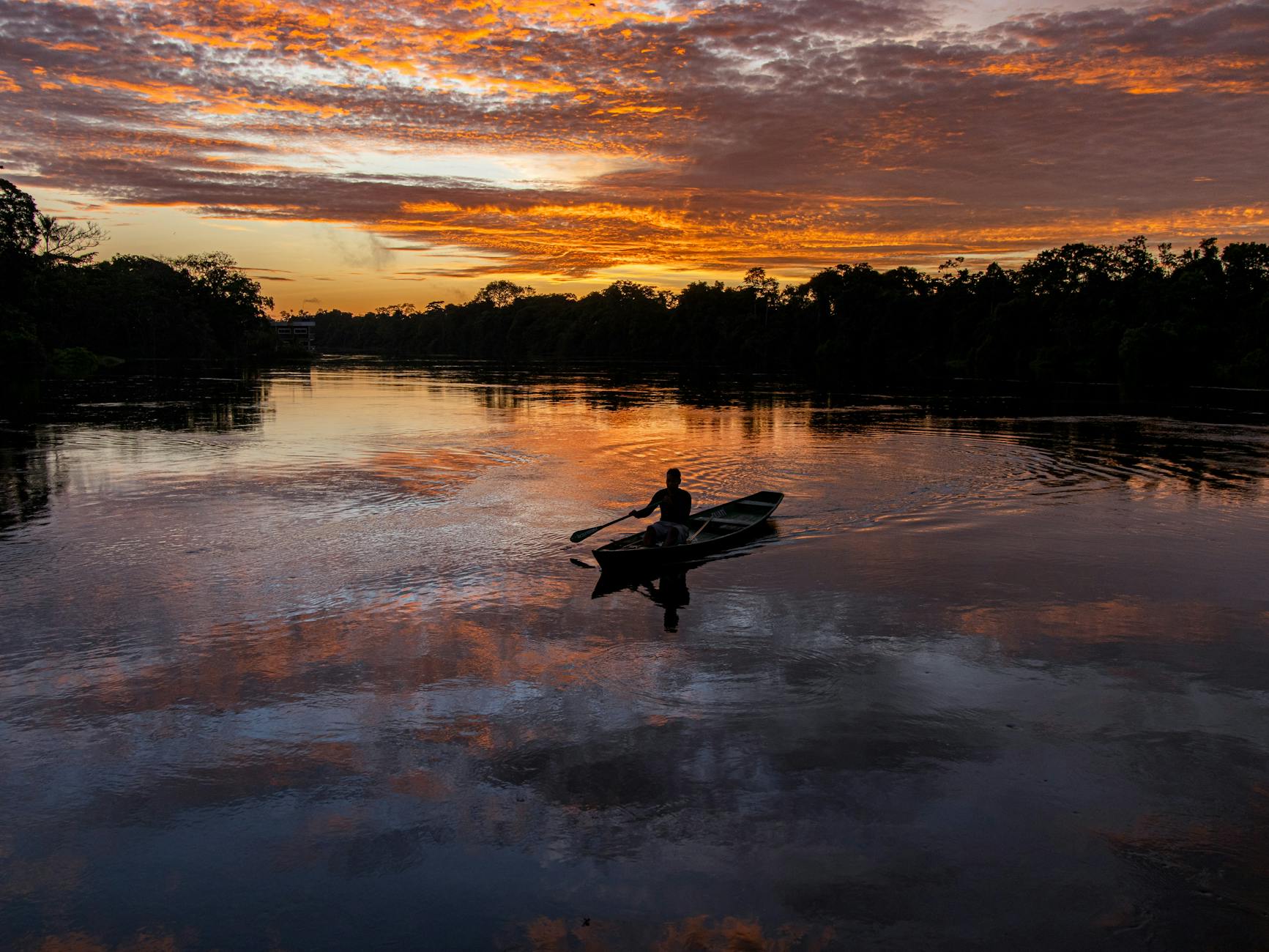 Parque Nacional Canaima en 2026: cómo llegar al Salto Ángel y dormir entre tepuyes 2 Pescador remando en una canoa al atardecer sobre el rio amazonico