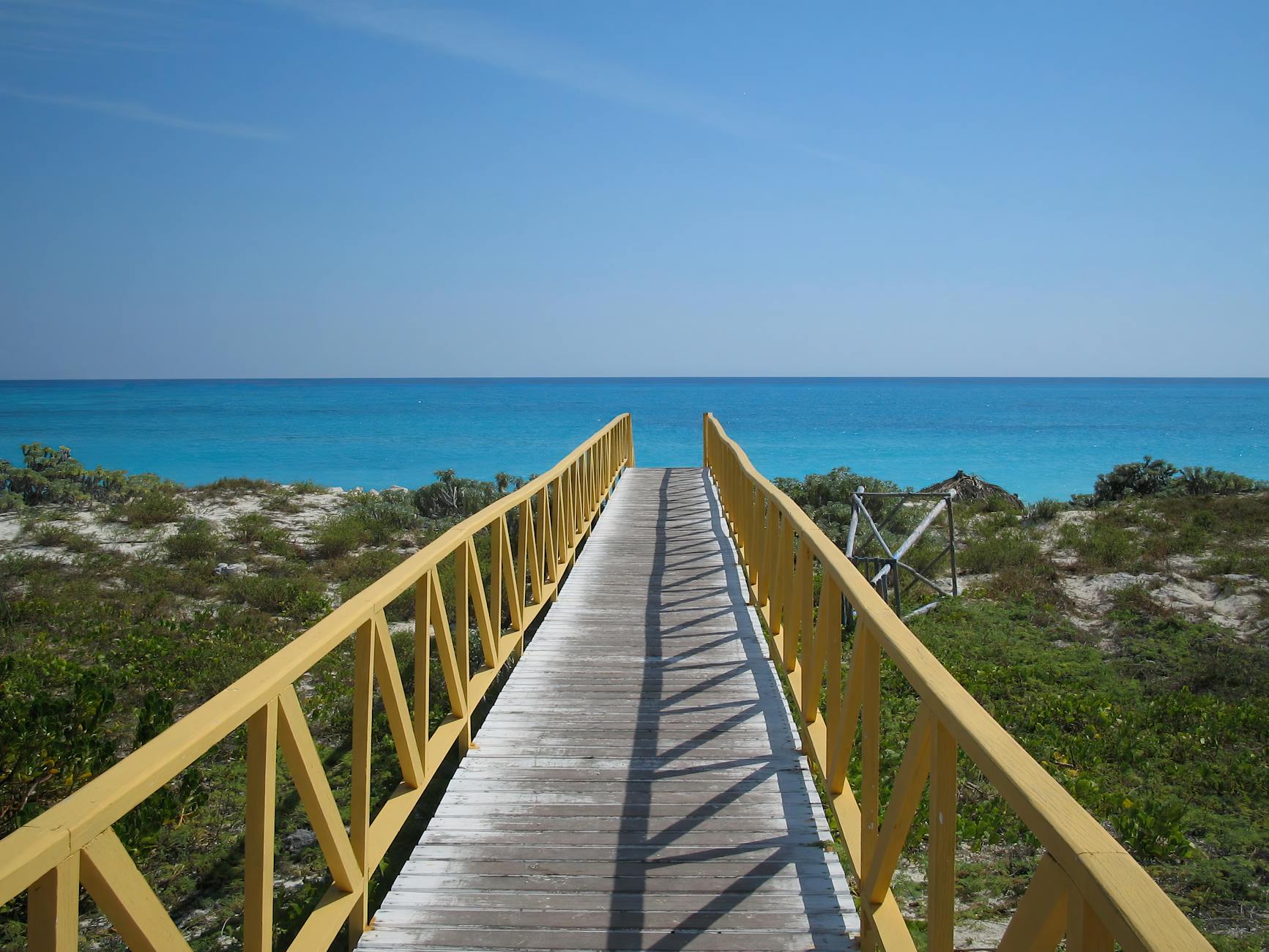 Varadero en 2026: guia honesta de la mejor playa de Cuba 5 Pasarela de madera amarilla hacia el mar turquesa de Cuba