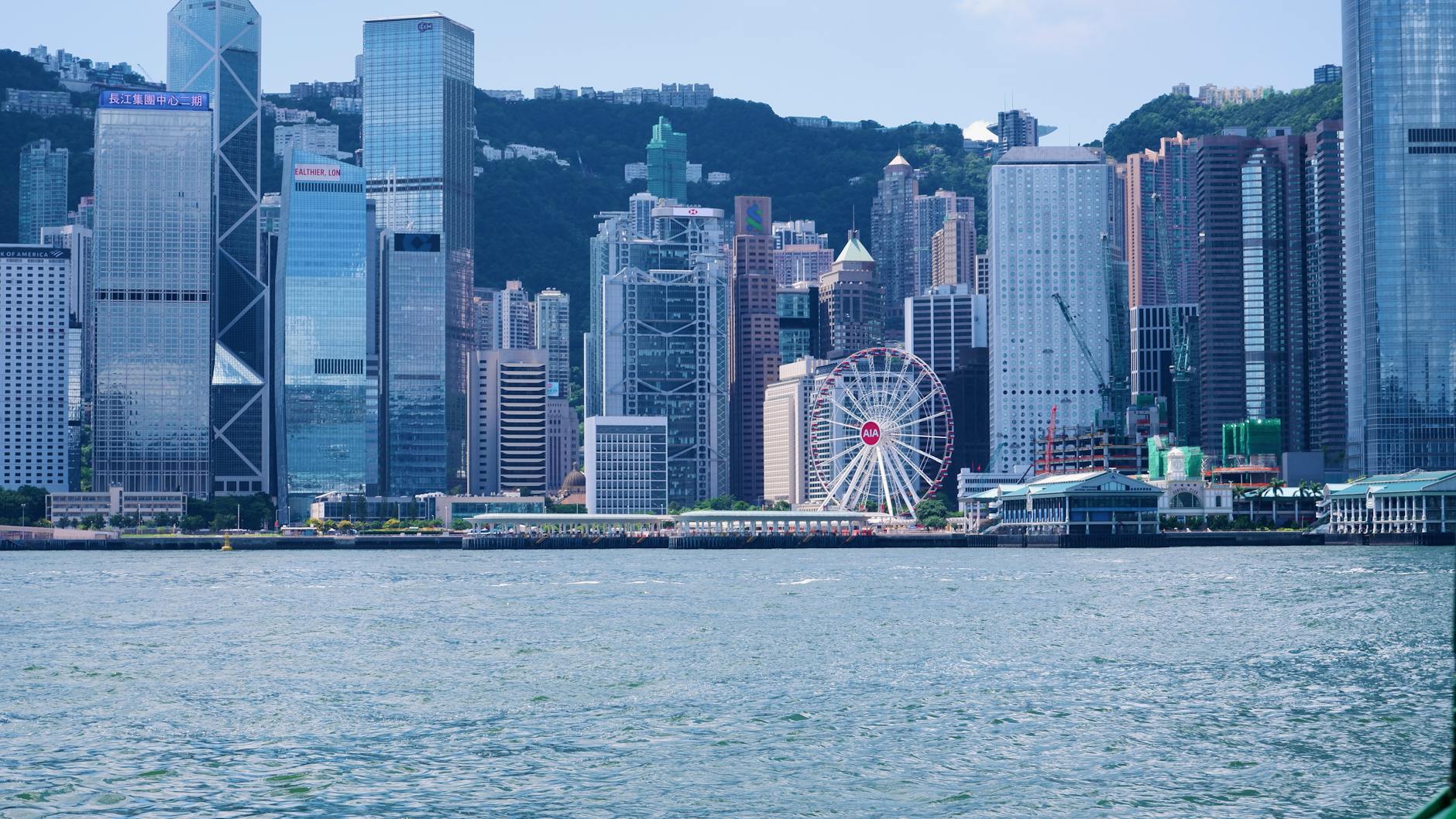 Skyline de Hong Kong al anochecer visto desde la bahia Victoria