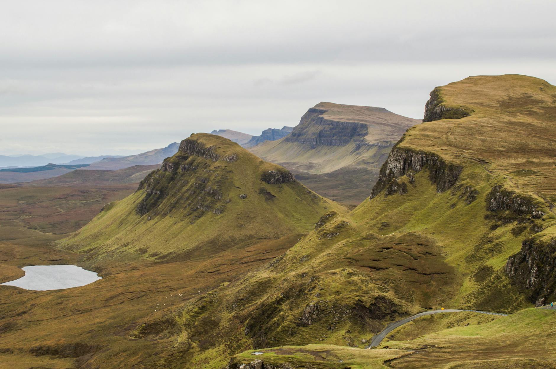 Paisaje típico de la Isla de Skye con montañas verdes, lago y nubes bajas en las Highlands escocesas