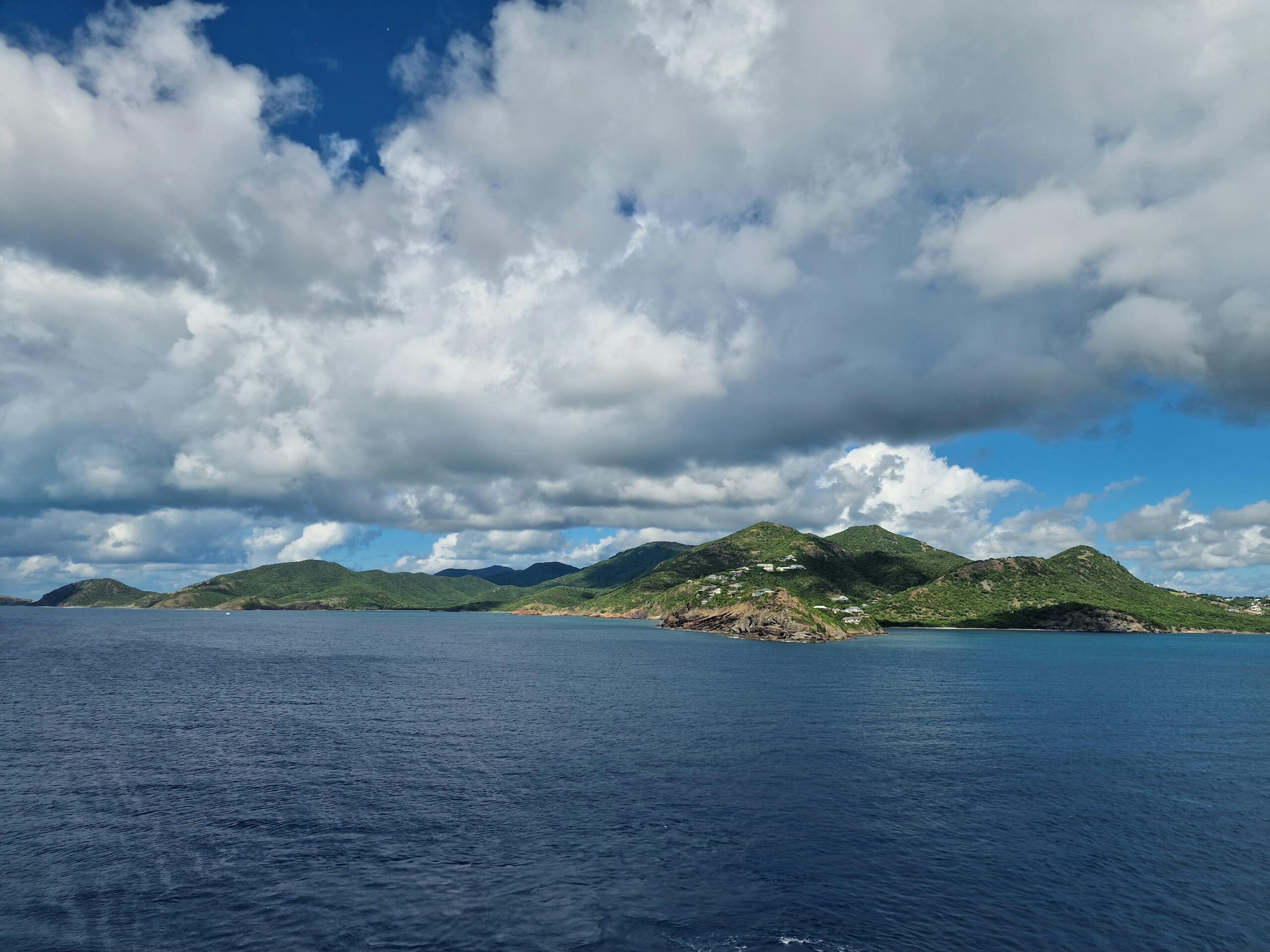 Isla caribeña con colinas verdes y mar abierto desde San Vicente
