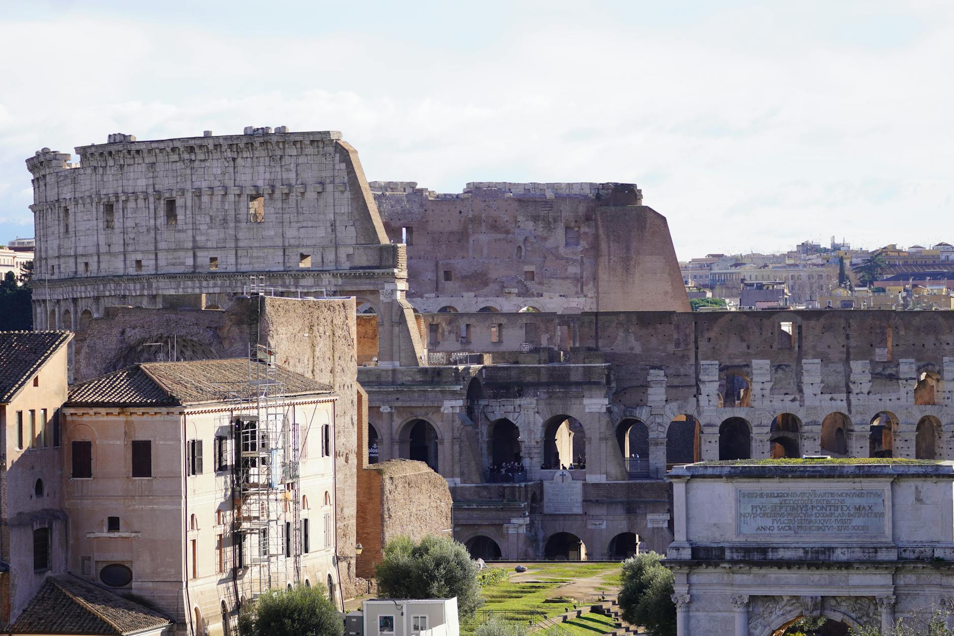 Coliseo de Roma iluminado al atardecer