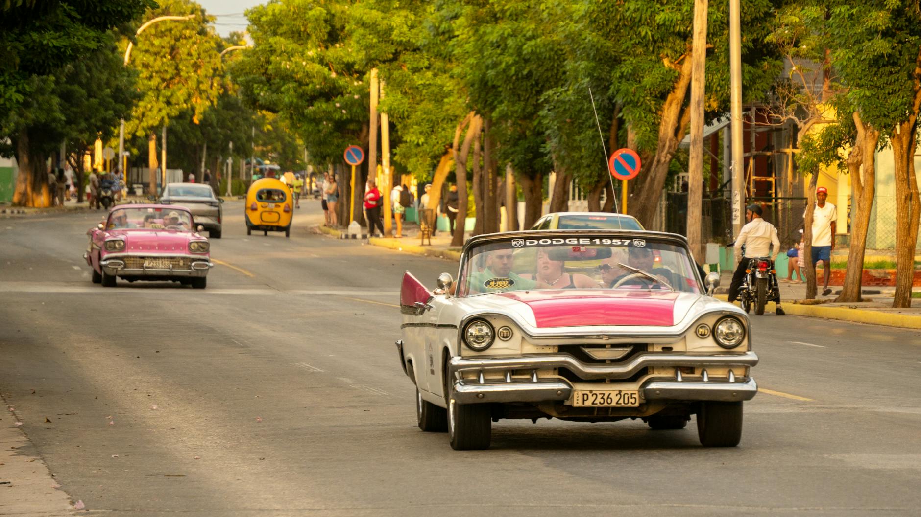 Varadero en 2026: guia honesta de la mejor playa de Cuba 3 Coches clasicos americanos circulando por una calle soleada de Varadero, Cuba