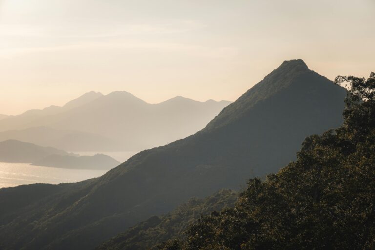 Atardecer sobre las montañas de Hong Kong Island con siluetas en capas