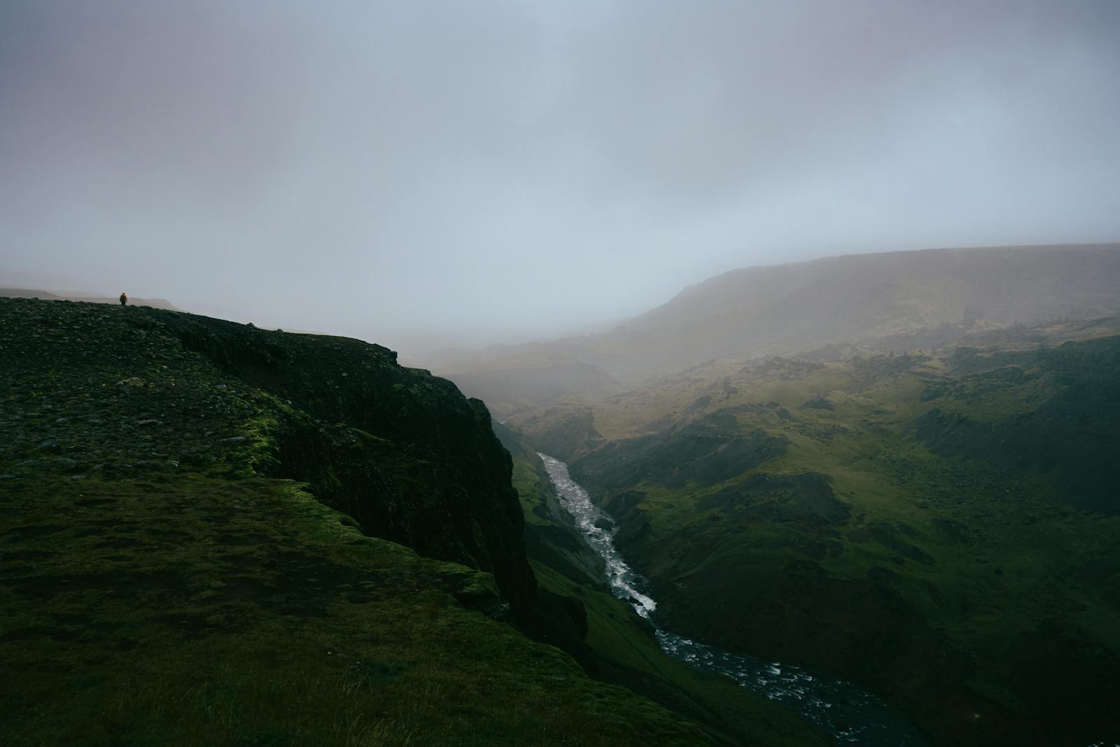 Garganta de rio en Islandia con niebla en la region de Skeida og Gnupverjahreppur