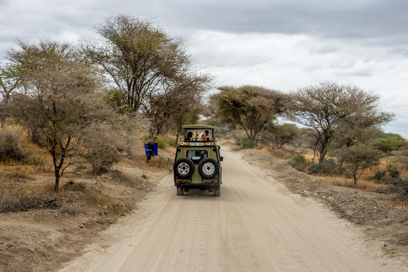 Jeep de safari recorriendo una pista de tierra en Tanzania