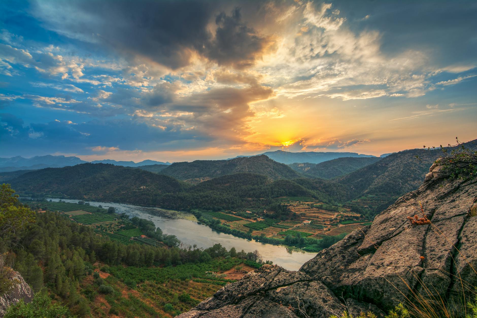 Vista aerea del rio Ebro al atardecer