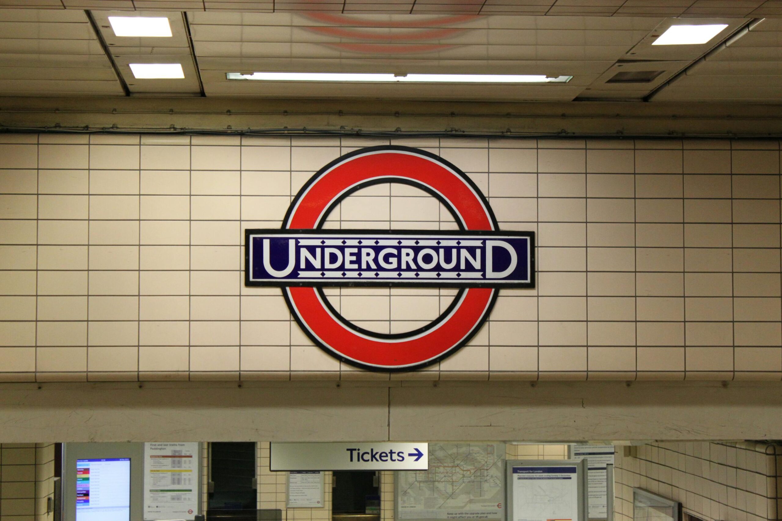 Londres sin efectivo en 2026: guia honesta para pagar todo con contactless 2 Anden y vagones del Tube de Londres en una estacion de metro