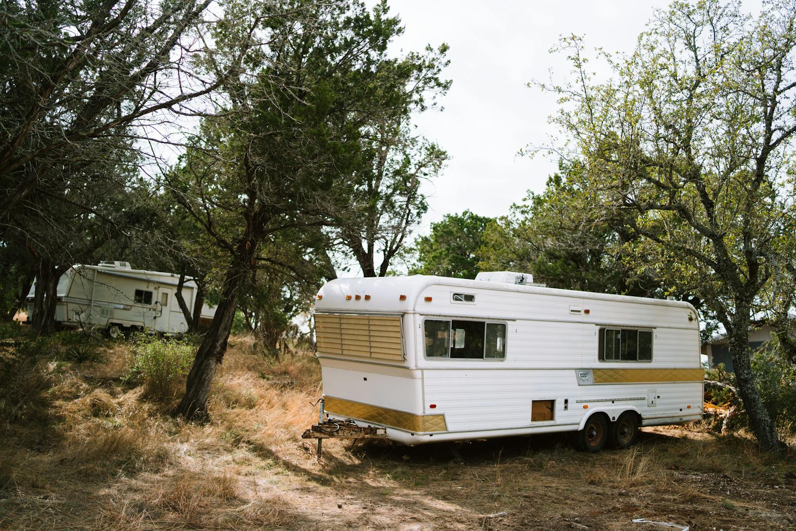 Trailer en miniatura: cuanto pesa y que coche puede tirar 1 Mini-trailer de camping aparcado entre arboles en un bosque