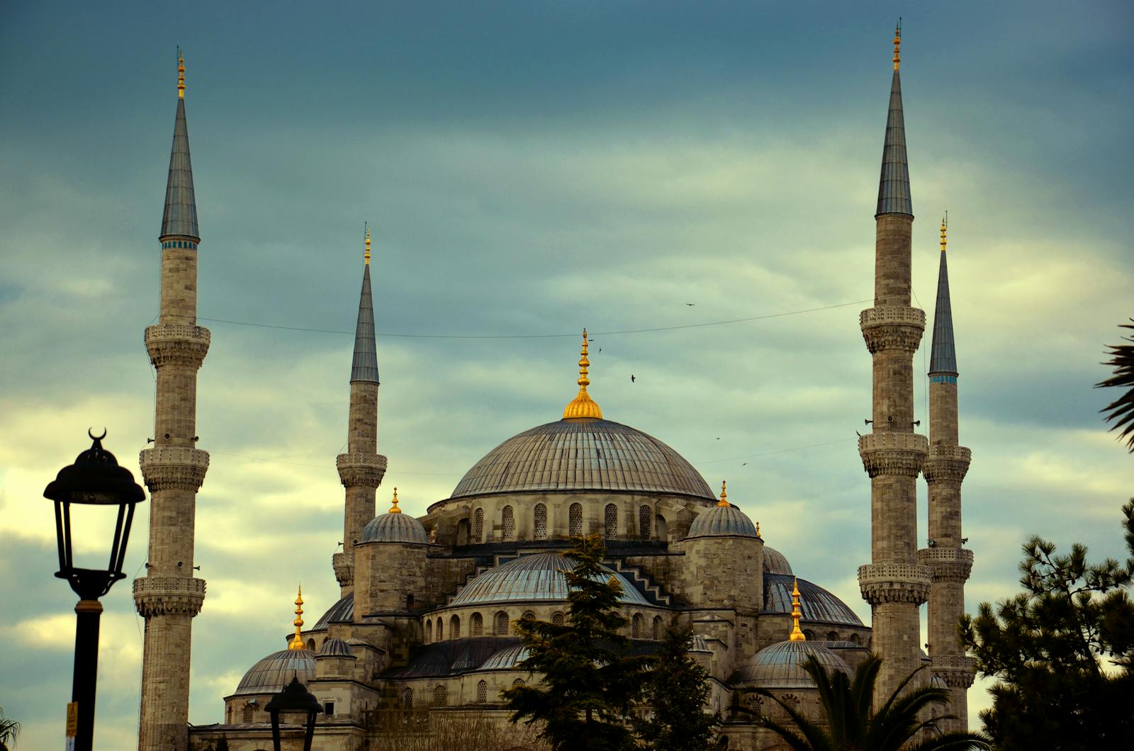Estambul y el Bósforo en 2026: guía honesta para perderse entre Europa y Asia 2 Mezquita Azul iluminada al anochecer con sus seis minaretes