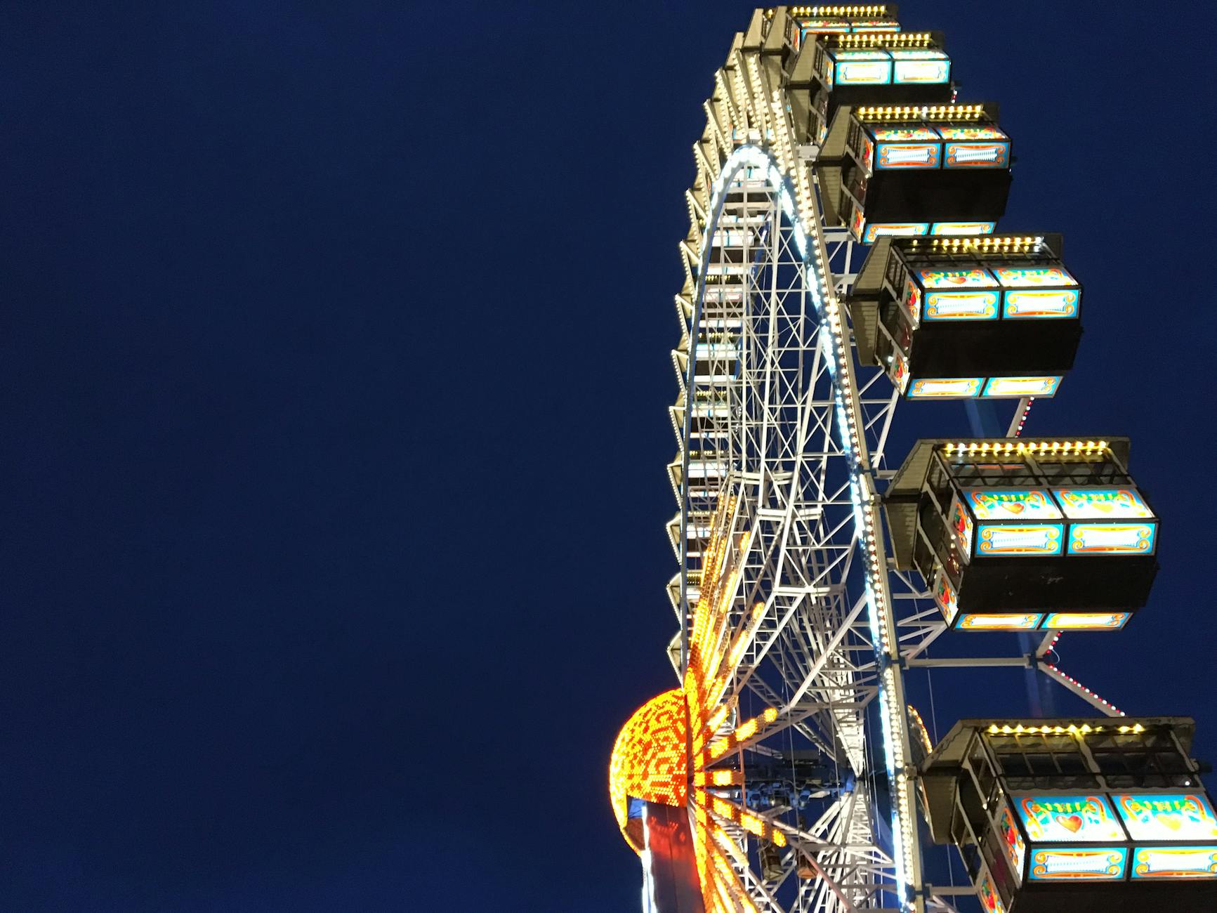 Oktoberfest 2026 en Múnich: guía completa de la fiesta de la cerveza 4 Noria iluminada de noche en la Theresienwiese de Múnich durante el Oktoberfest