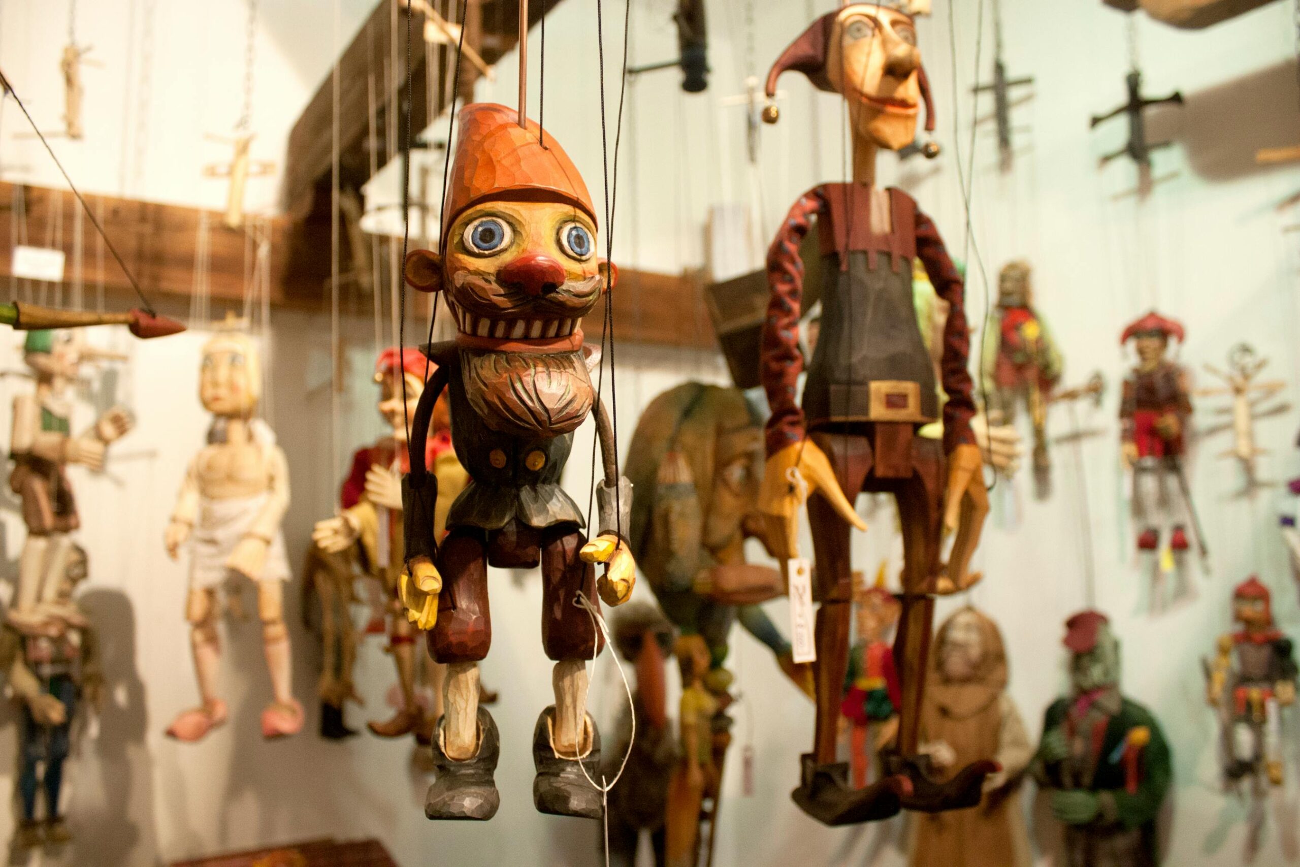 Marioneta de madera tradicional checa colgada en un puesto artesano