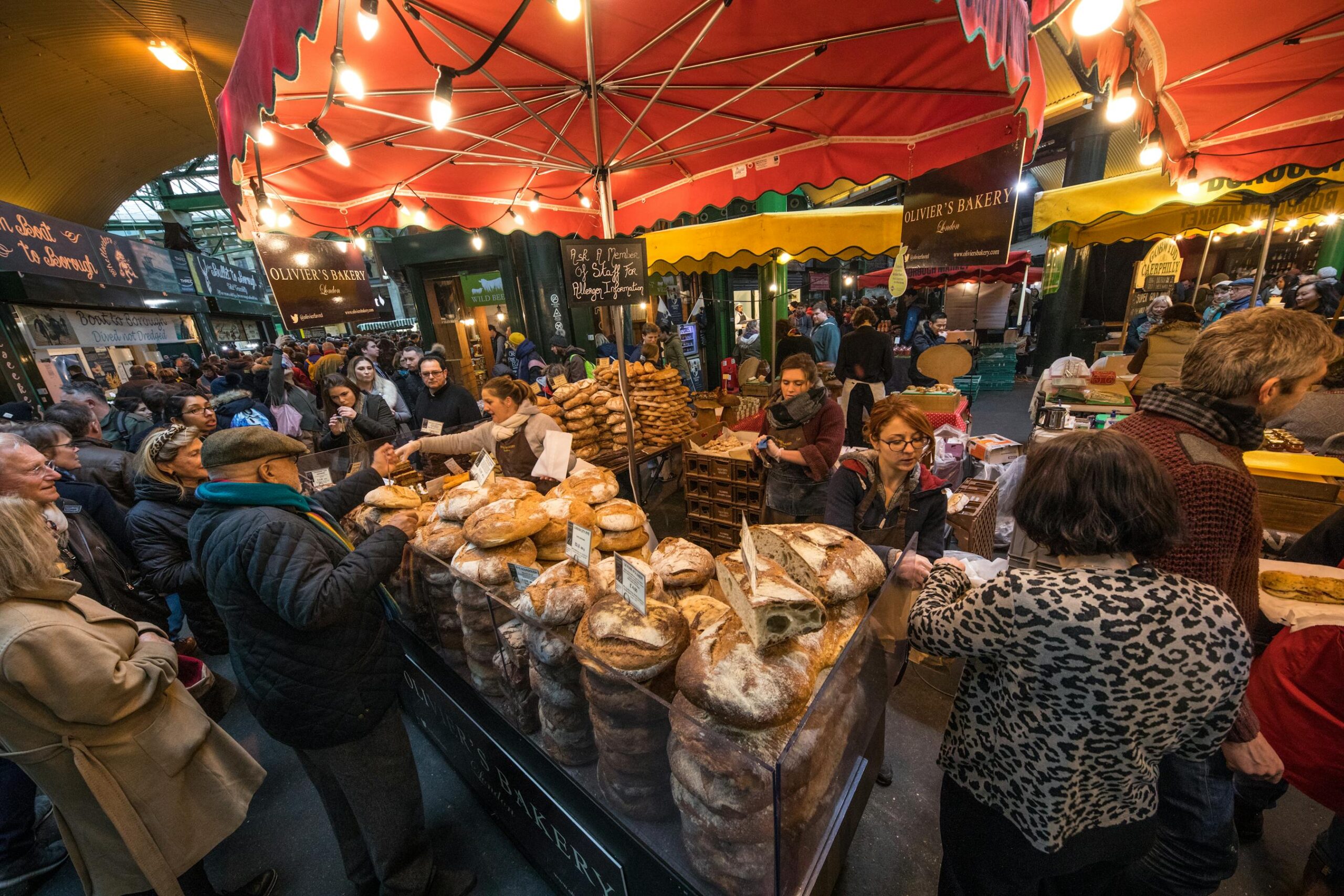 Londres sin efectivo en 2026: guia honesta para pagar todo con contactless 5 Pub tradicional londinense de fachada blanca con luces encendidas al atardecer