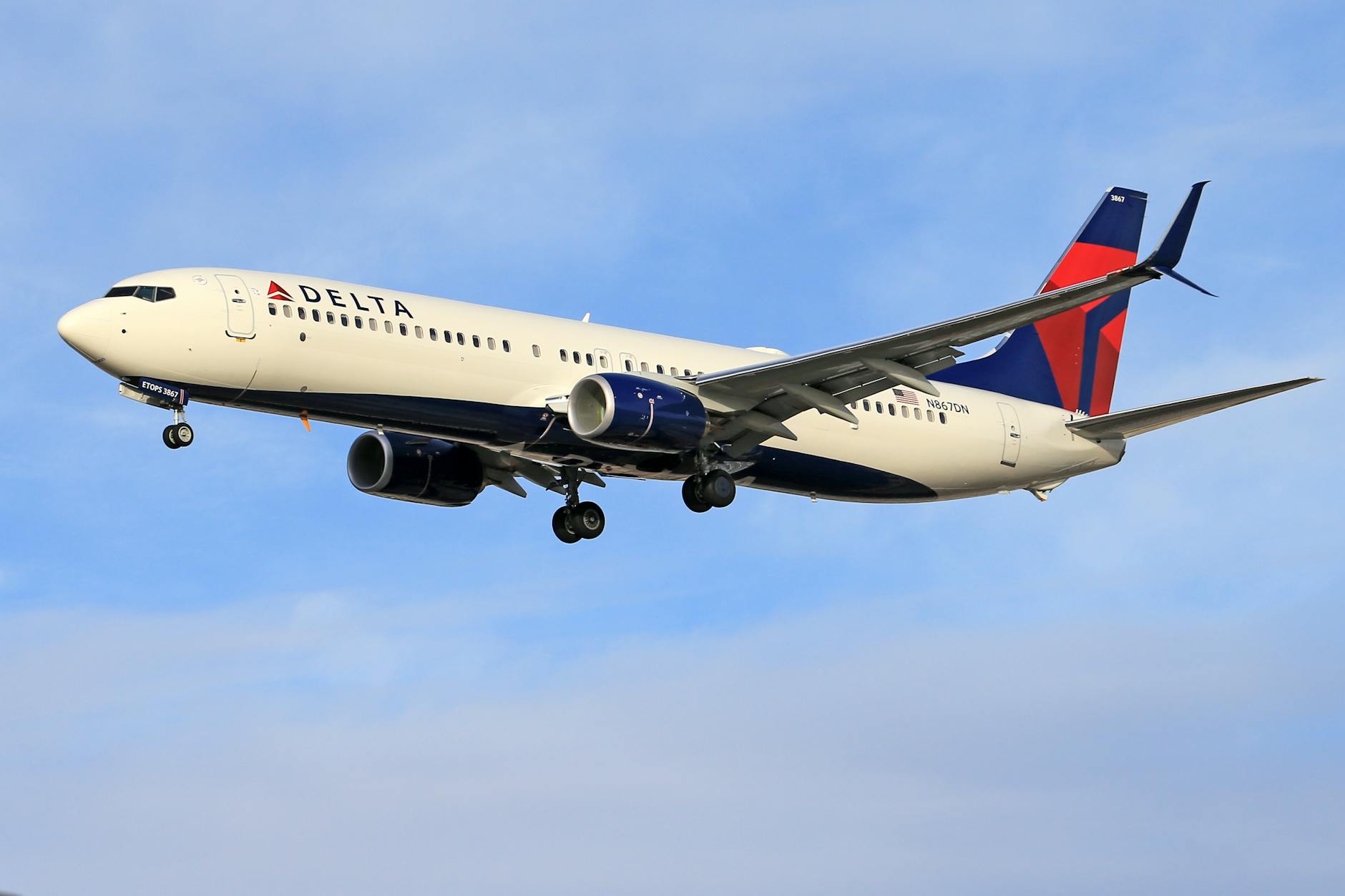 Avion de Delta Air Lines aparcado en pista de aeropuerto