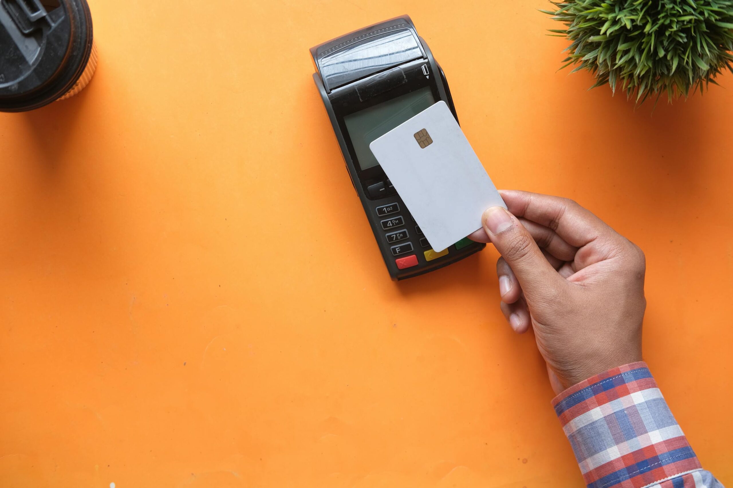Londres sin efectivo en 2026: guia honesta para pagar todo con contactless 1 Mano acercando una tarjeta contactless a un datafono para pagar