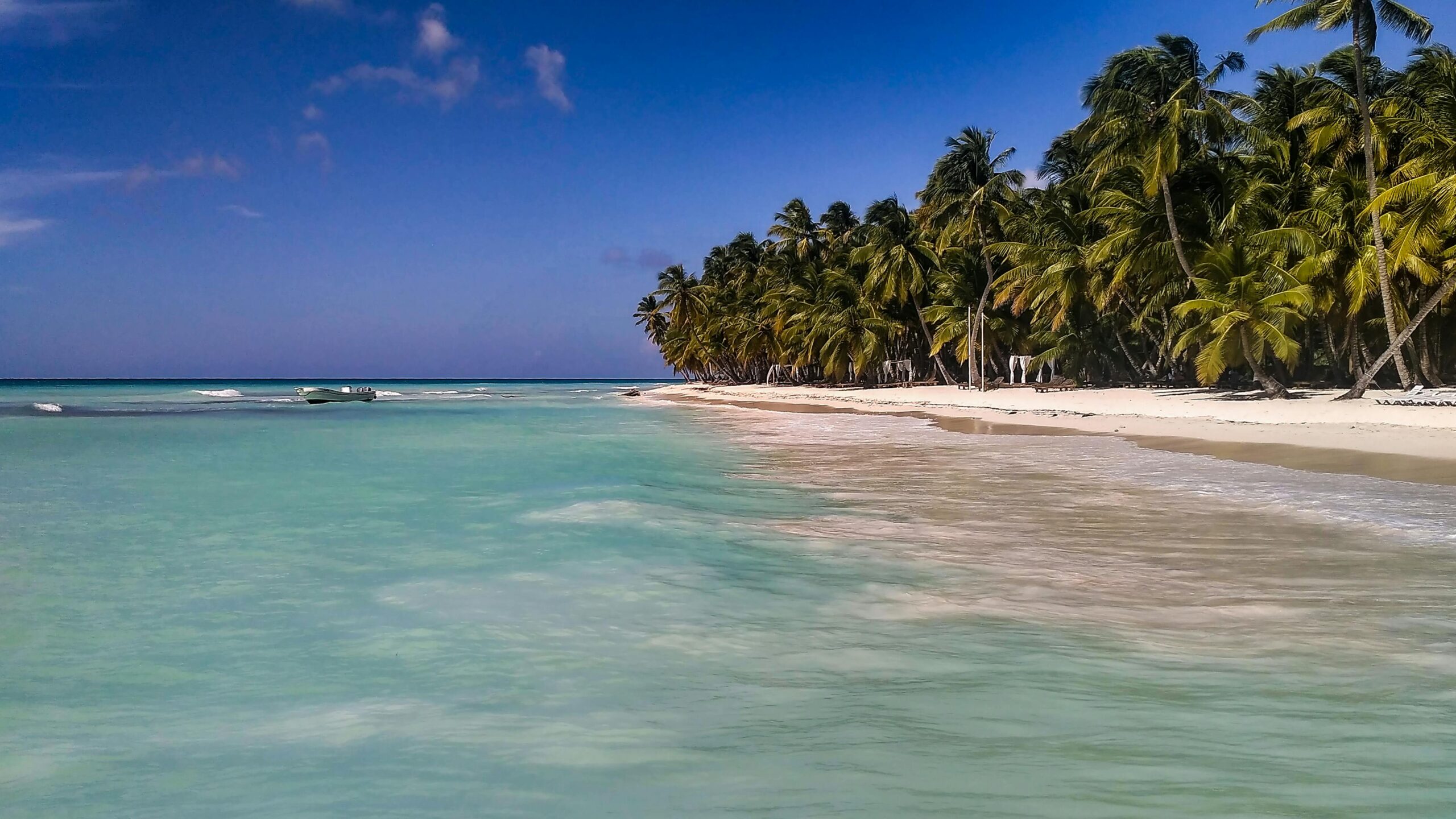 Atardecer en una playa caribeña de República Dominicana