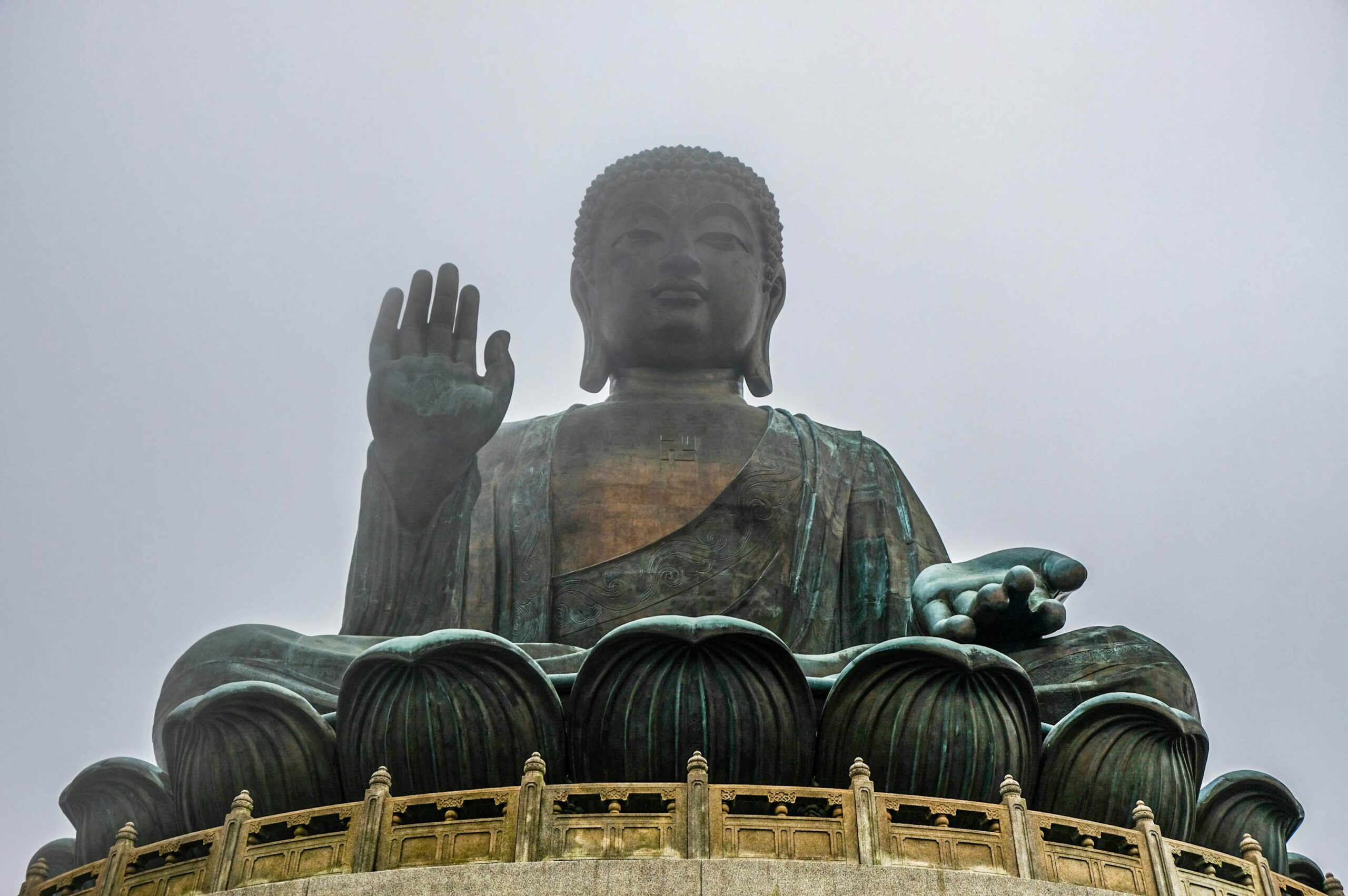 Hong Kong naturaleza: guía 2026 para descubrir parques, senderos y la cara verde que casi nadie cuenta 4 Estatua del Buda Tian Tan en la isla de Lantau, Hong Kong, entre la niebla
