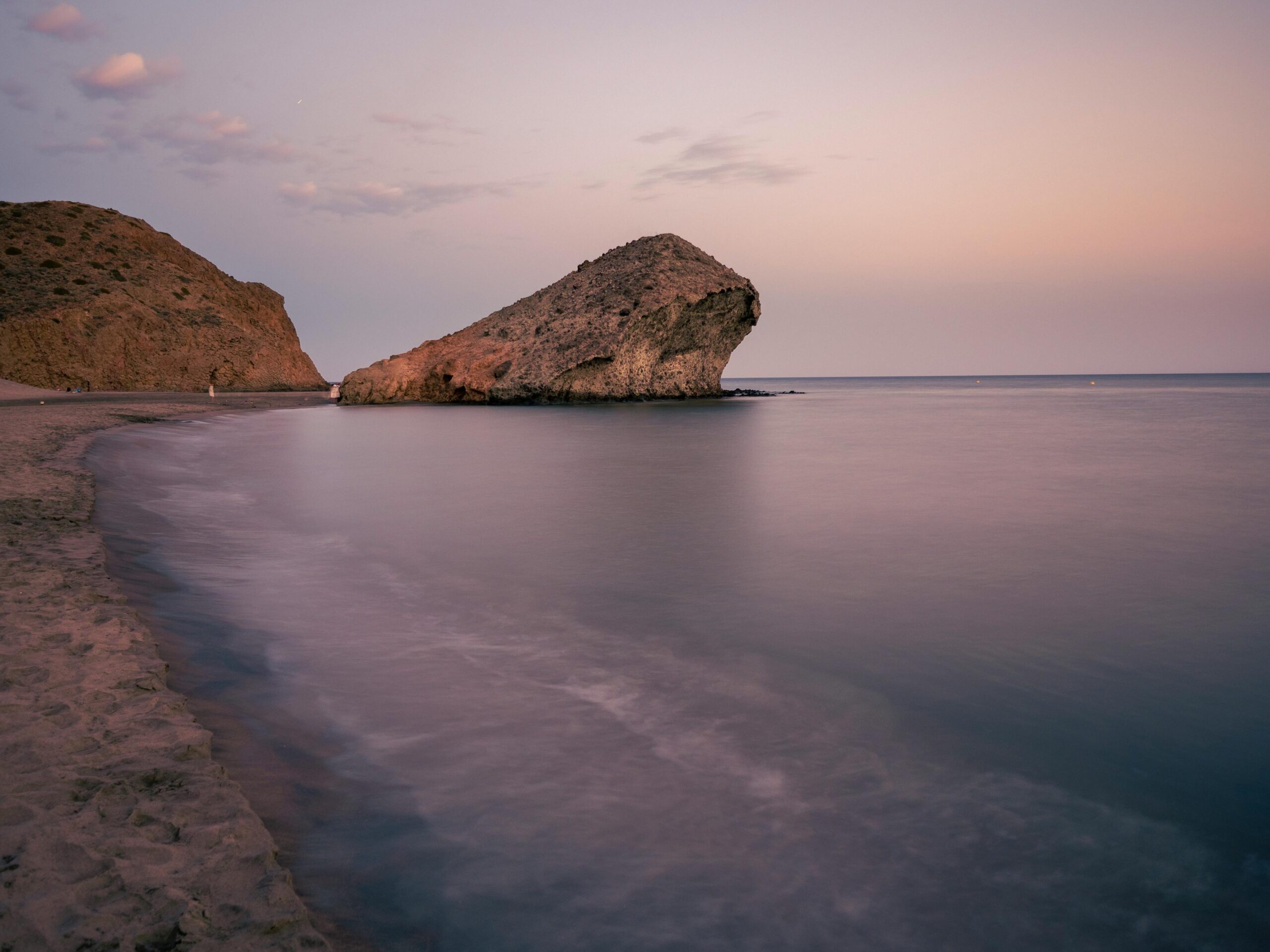 Playa de los Muertos en Almería: guía completa para visitarla en 2026 1 Costa mediterránea con peñascos y agua transparente en Cabo de Gata
