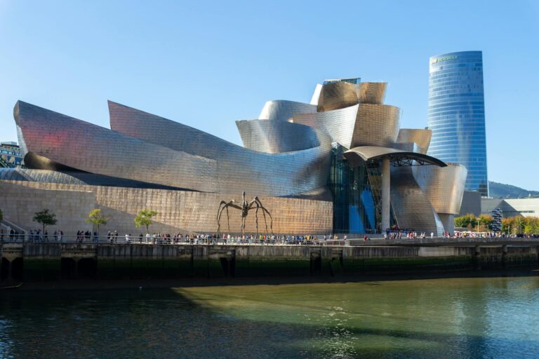 Home Elementor 7 fachada exterior del Museo Guggenheim Bilbao con su icónico revestimiento de titanio